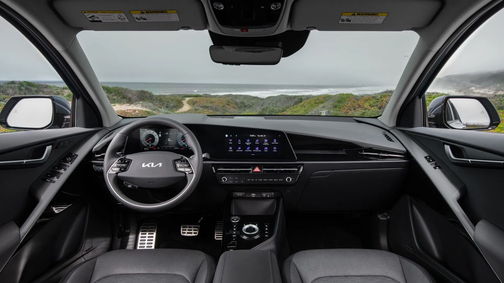 Nội thất tiện nghi, hiện đại của Kia Niro Hybrid 2025 với màn hình giải trí lớn