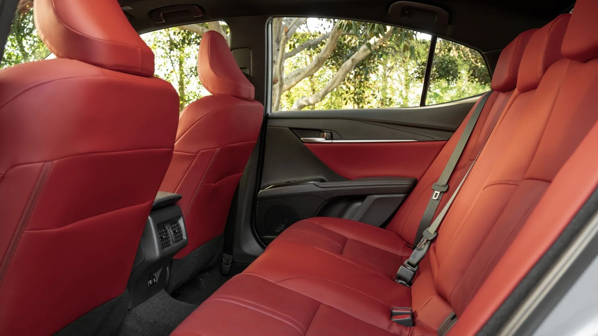 Nội thất Toyota Camry 2025 với hàng ghế sau rộng rãi