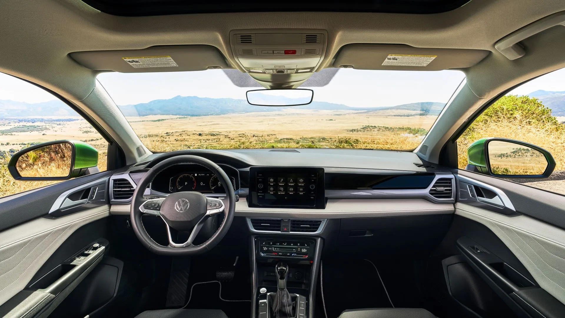 Nội thất và bảng điều khiển của Volkswagen Taos 2025 với màn hình thông tin giải trí 8 inch