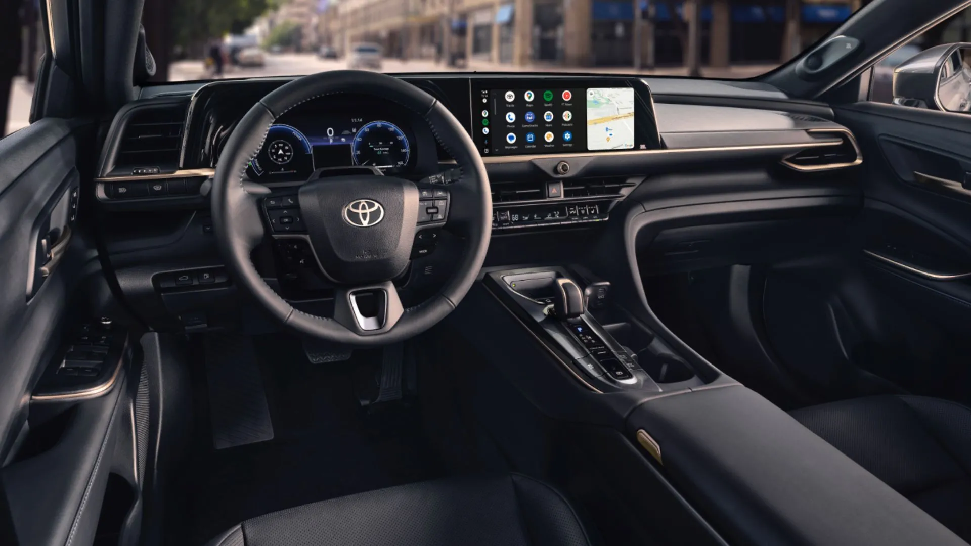 Nội thất xe Toyota Crown 2026 với ghế da, vô lăng và màn hình cảm ứng.