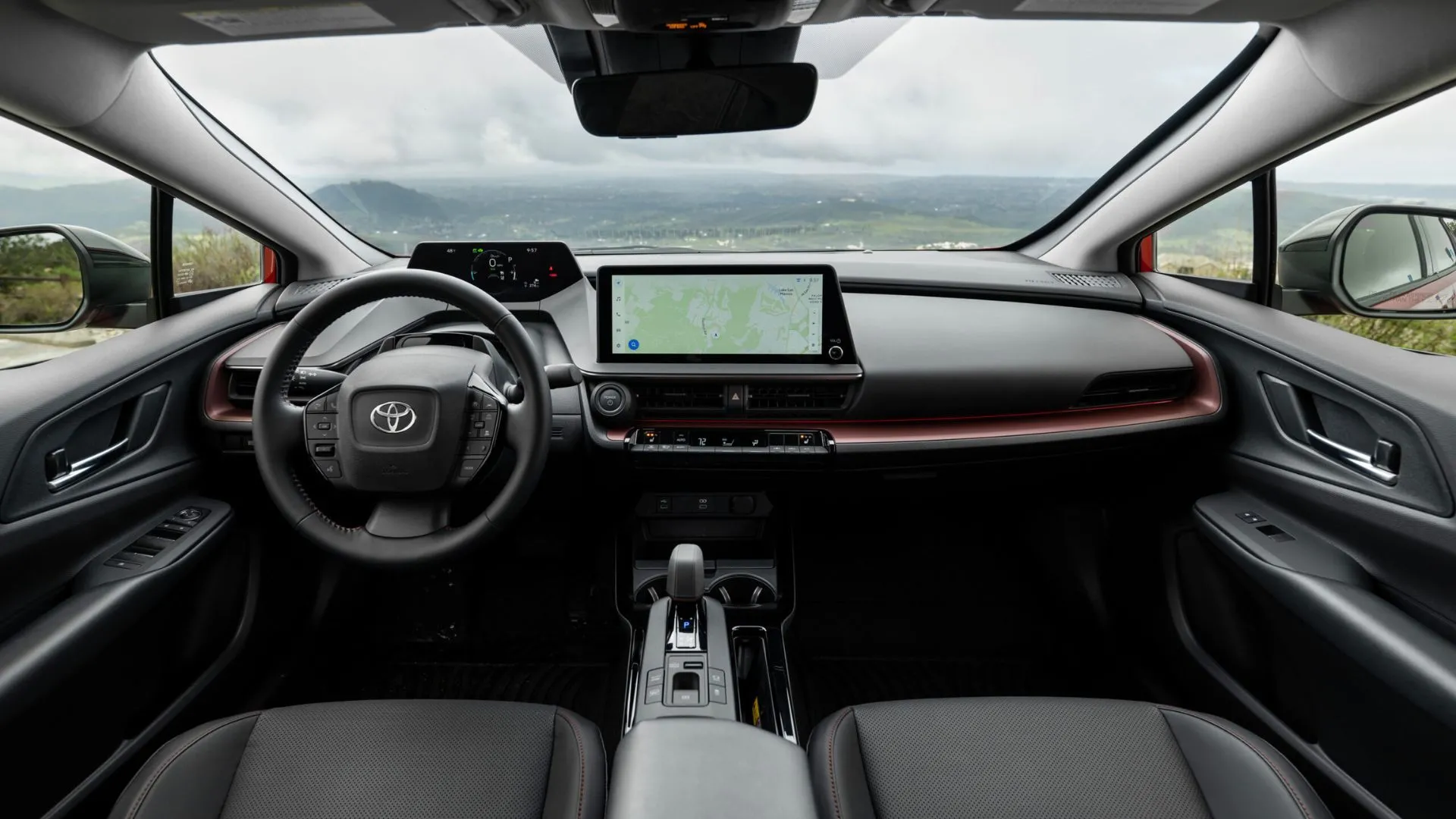 Nội thất xe Toyota Prius PHEV XSE 2025 với bảng điều khiển và màn hình thông tin giải trí.