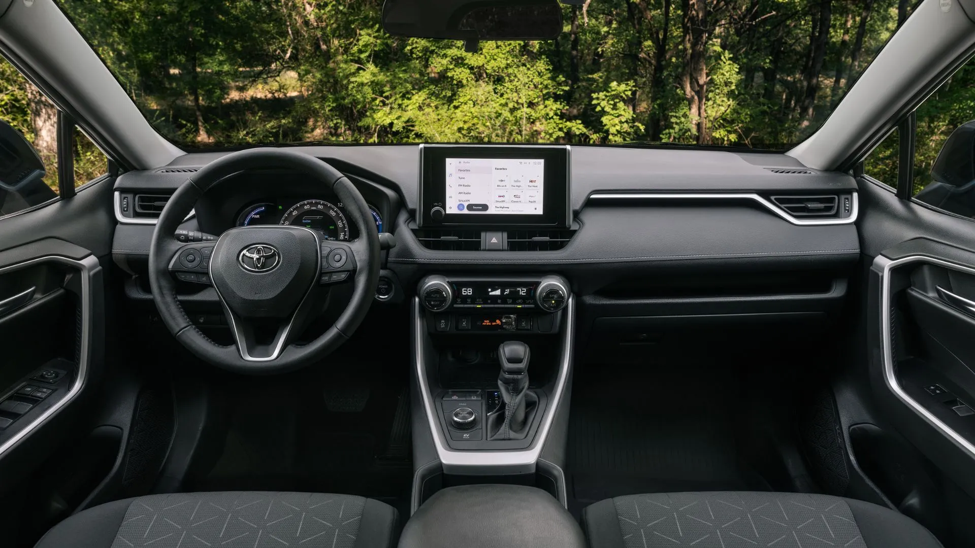 Nội thất xe Toyota RAV4 Hybrid Woodland 2025 với thiết kế tiện dụng.