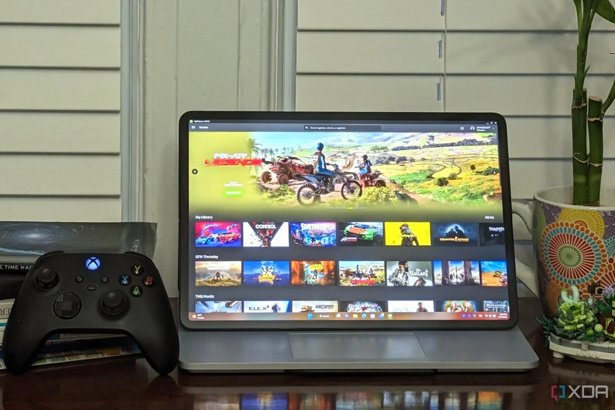 Nvidia GeForce Now Ultimate mang đến trải nghiệm chơi game cao cấp trên laptop, kết nối dễ dàng với tay cầm Xbox.