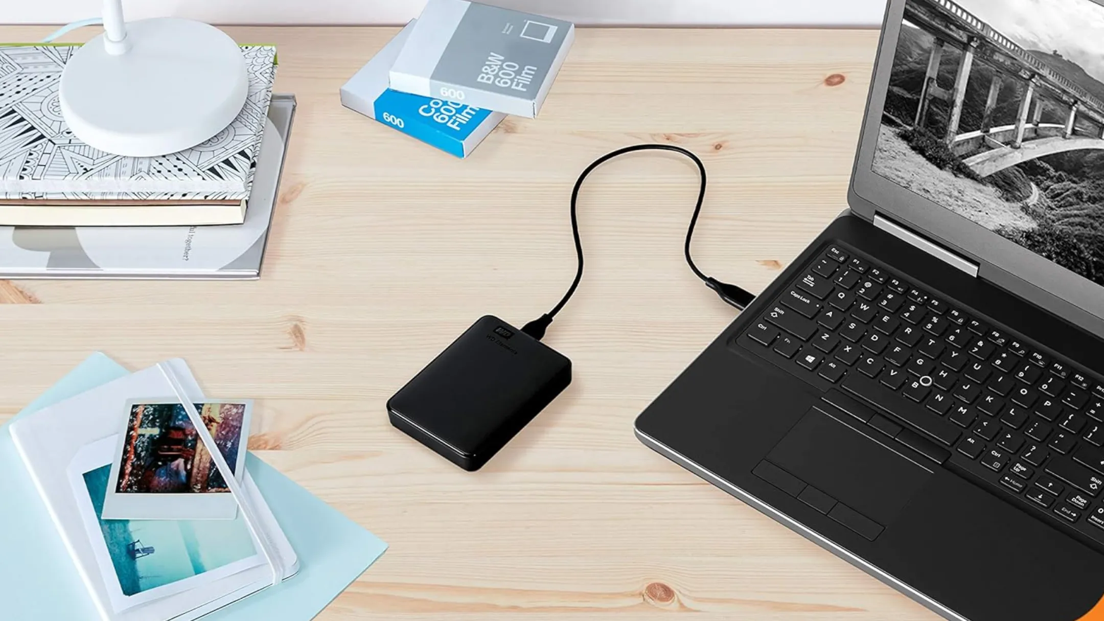 Ổ cứng di động WD Elements 5TB kết nối với laptop, nhấn mạnh tầm quan trọng của việc rút an toàn để bảo vệ dữ liệu