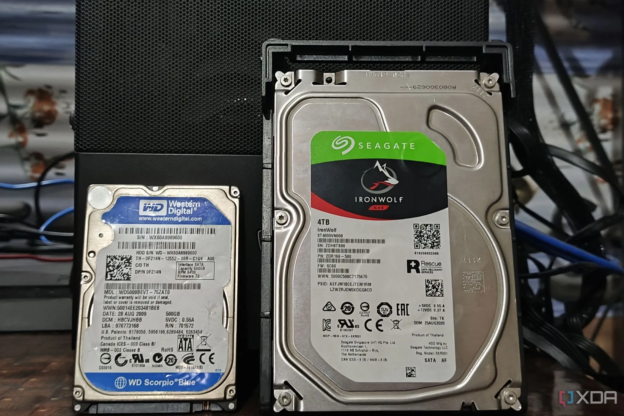Ổ cứng Seagate IronWolf NAS và WD Blue, biểu tượng cho sự cần thiết của việc kiểm tra và bảo trì sức khỏe ổ cứng