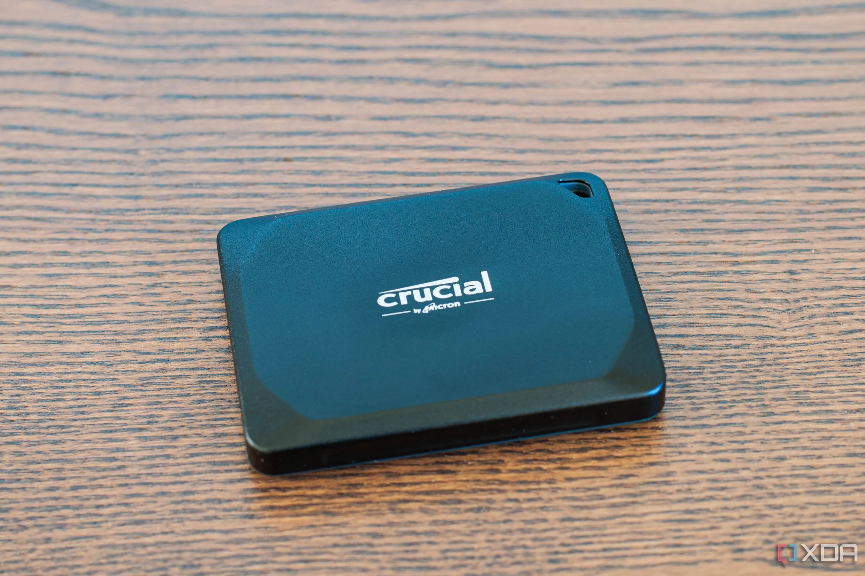 Ổ cứng SSD di động Crucial X10 Pro với thiết kế sang trọng, nằm trên bàn làm việc, thể hiện sự nhỏ gọn và mạnh mẽ