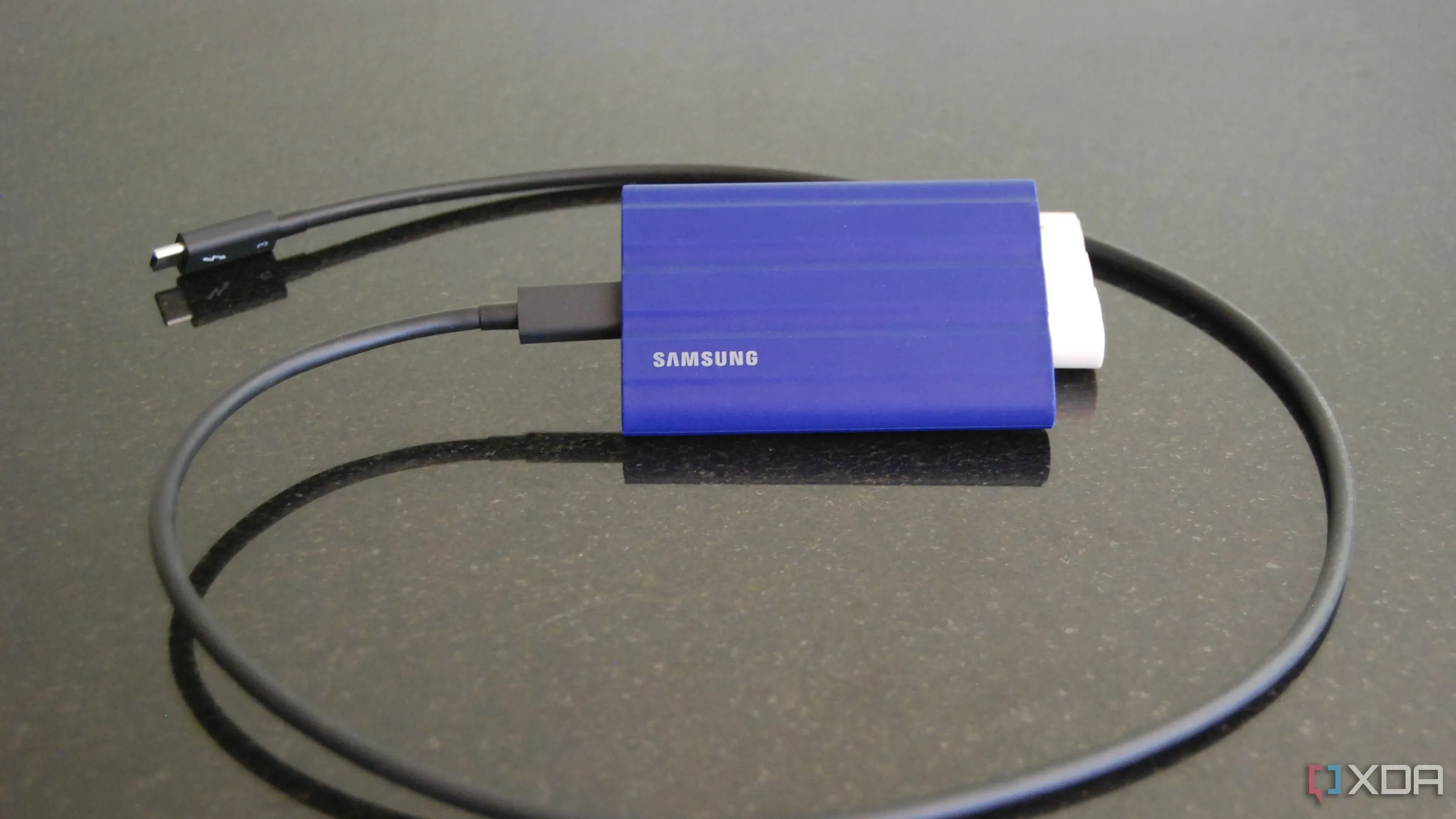 Ổ cứng SSD di động Samsung T7 Shield màu xanh dương với cáp USB C, giải pháp lưu trữ nhanh chóng cho chỉnh sửa video