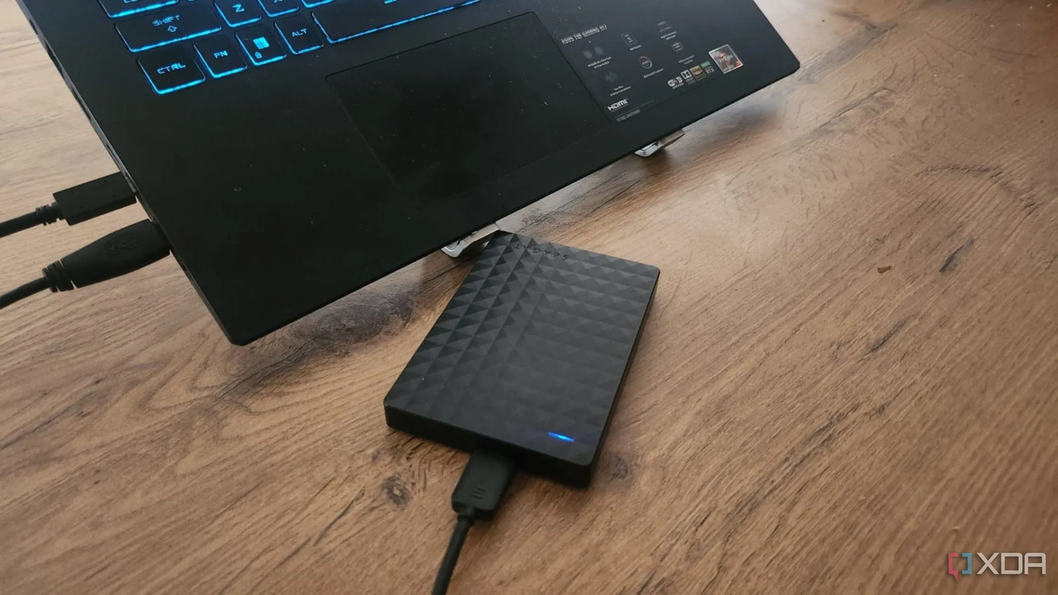 Ổ cứng SSD di động Seagate đang kết nối laptop, minh họa không nên di chuyển khi thiết bị đang hoạt động