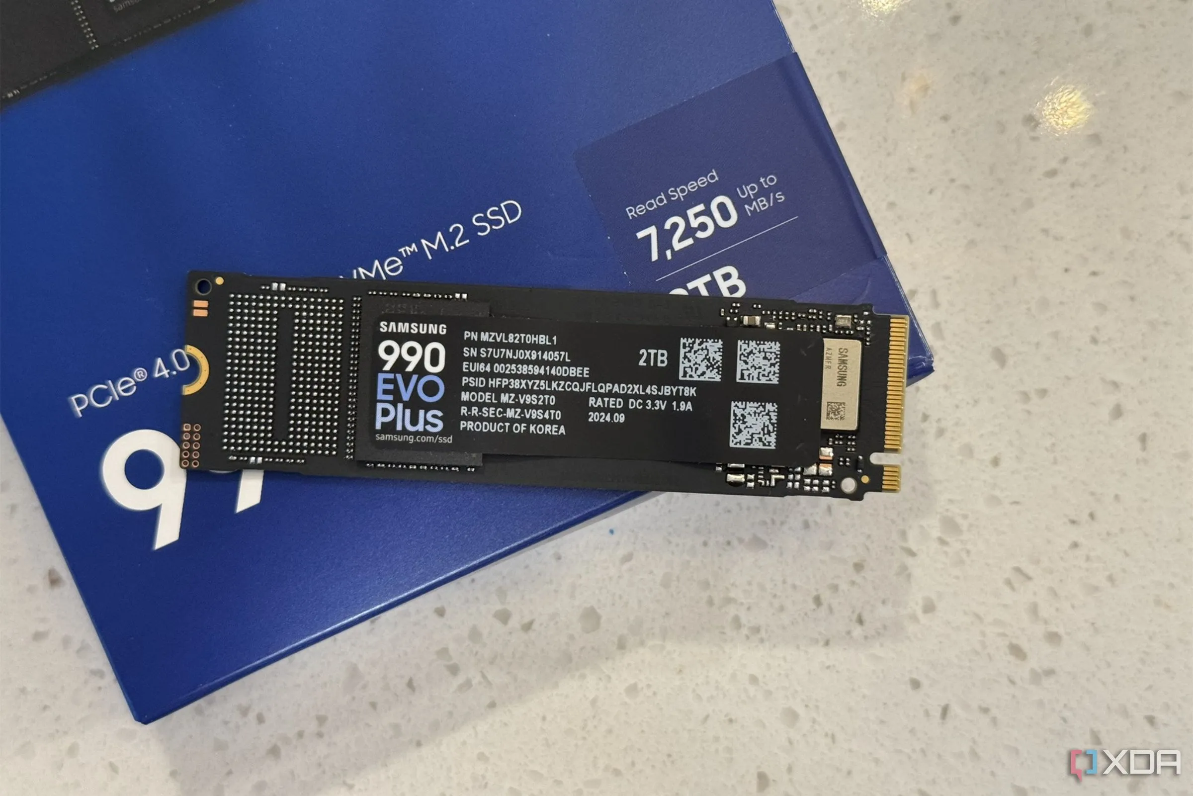 Ổ cứng SSD NVMe Samsung 990 Evo Plus trong hộp, đại diện cho giải pháp lưu trữ tốc độ cao giúp cải thiện hiệu suất tải game và hệ thống.