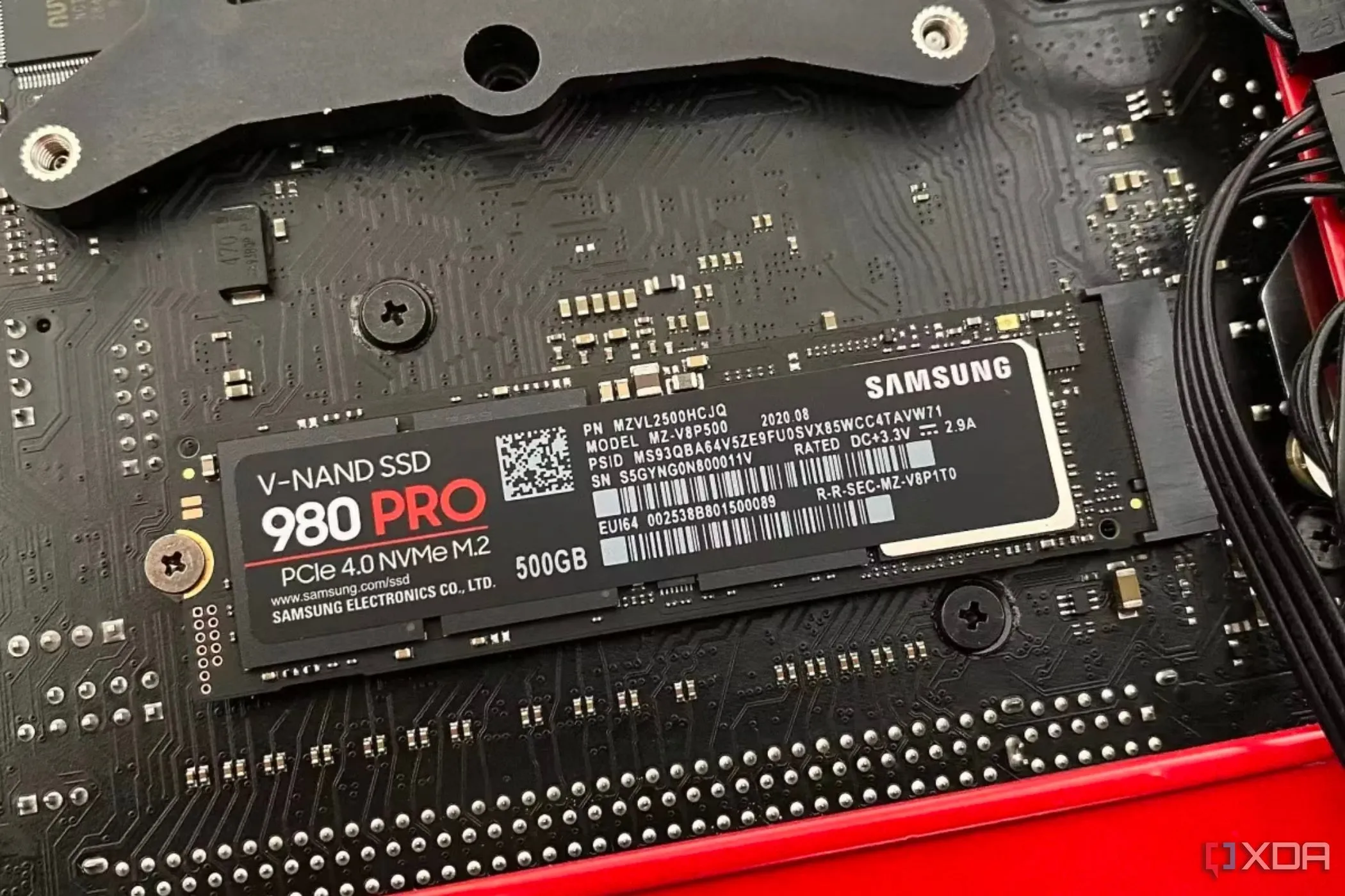 Ổ cứng SSD Samsung 980 Pro được gắn trên bo mạch chủ, minh họa khe M.2