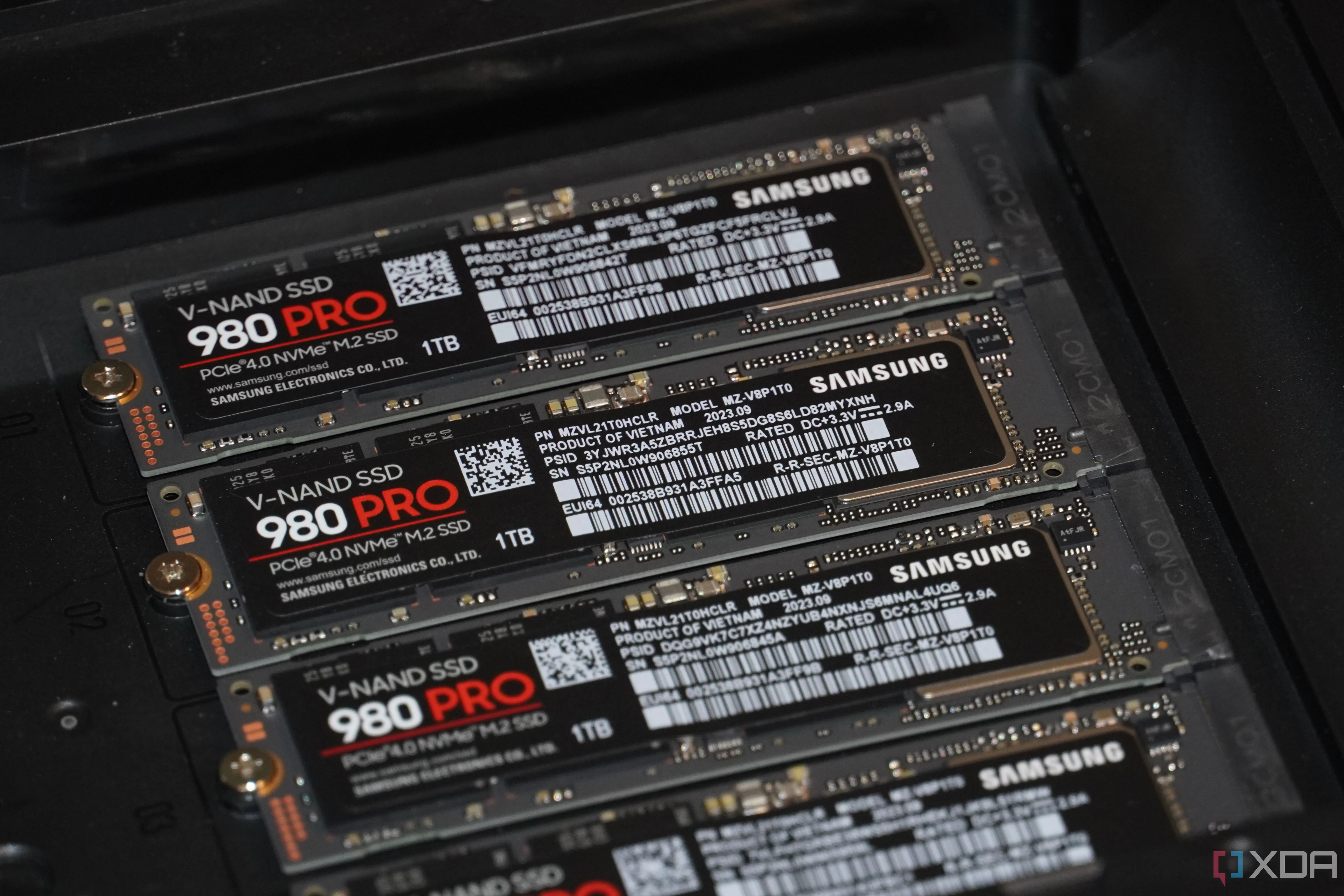 Ổ cứng SSD Samsung bên trong thiết bị NAS Ugreen, minh họa khả năng quản lý ổ đĩa lưu trữ.