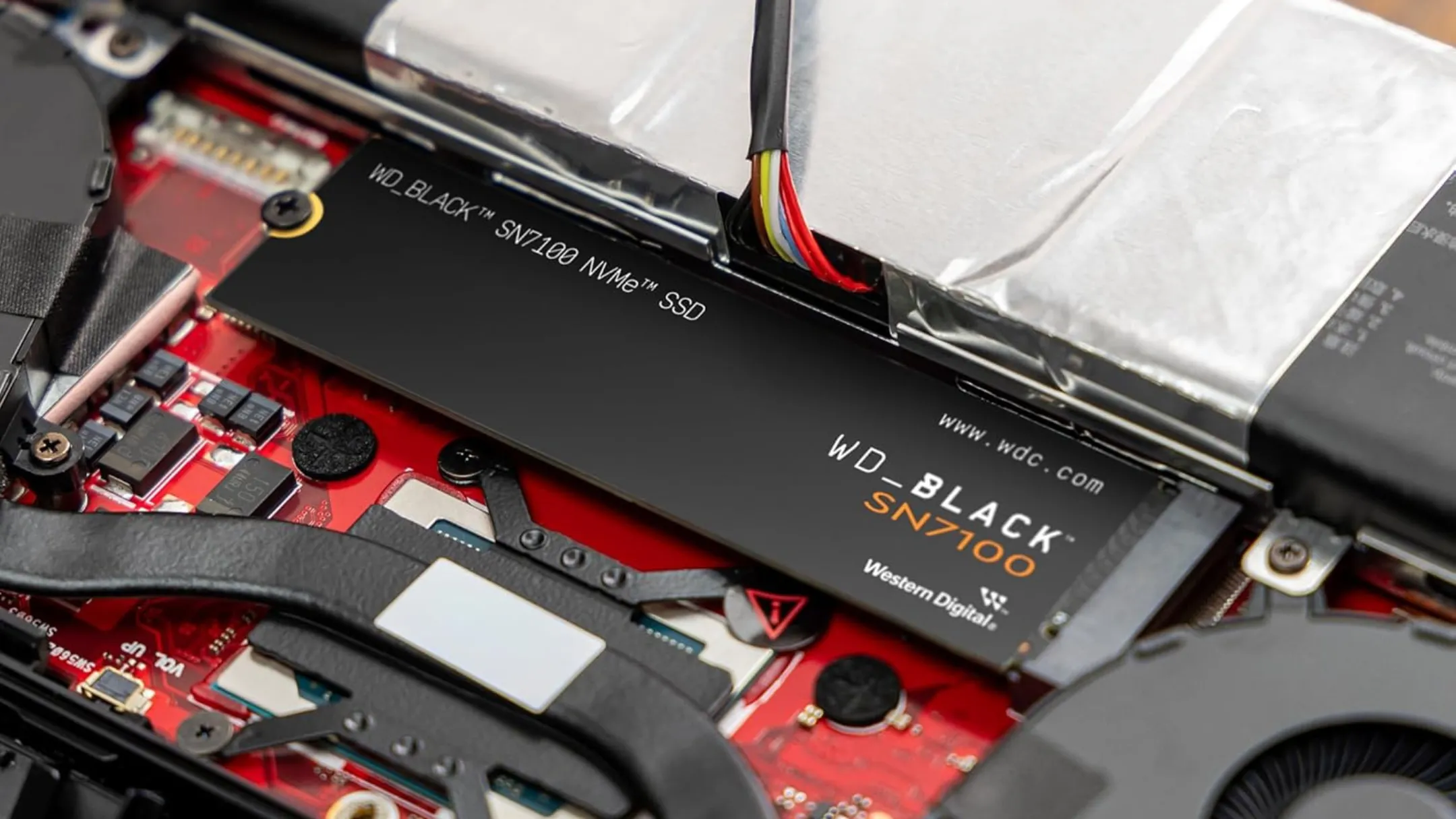 Ổ cứng SSD WD_BLACK 4TB SN7100 NVMe, thể hiện công nghệ giúp giảm thời gian tải game trên console PS5 và Xbox Series X