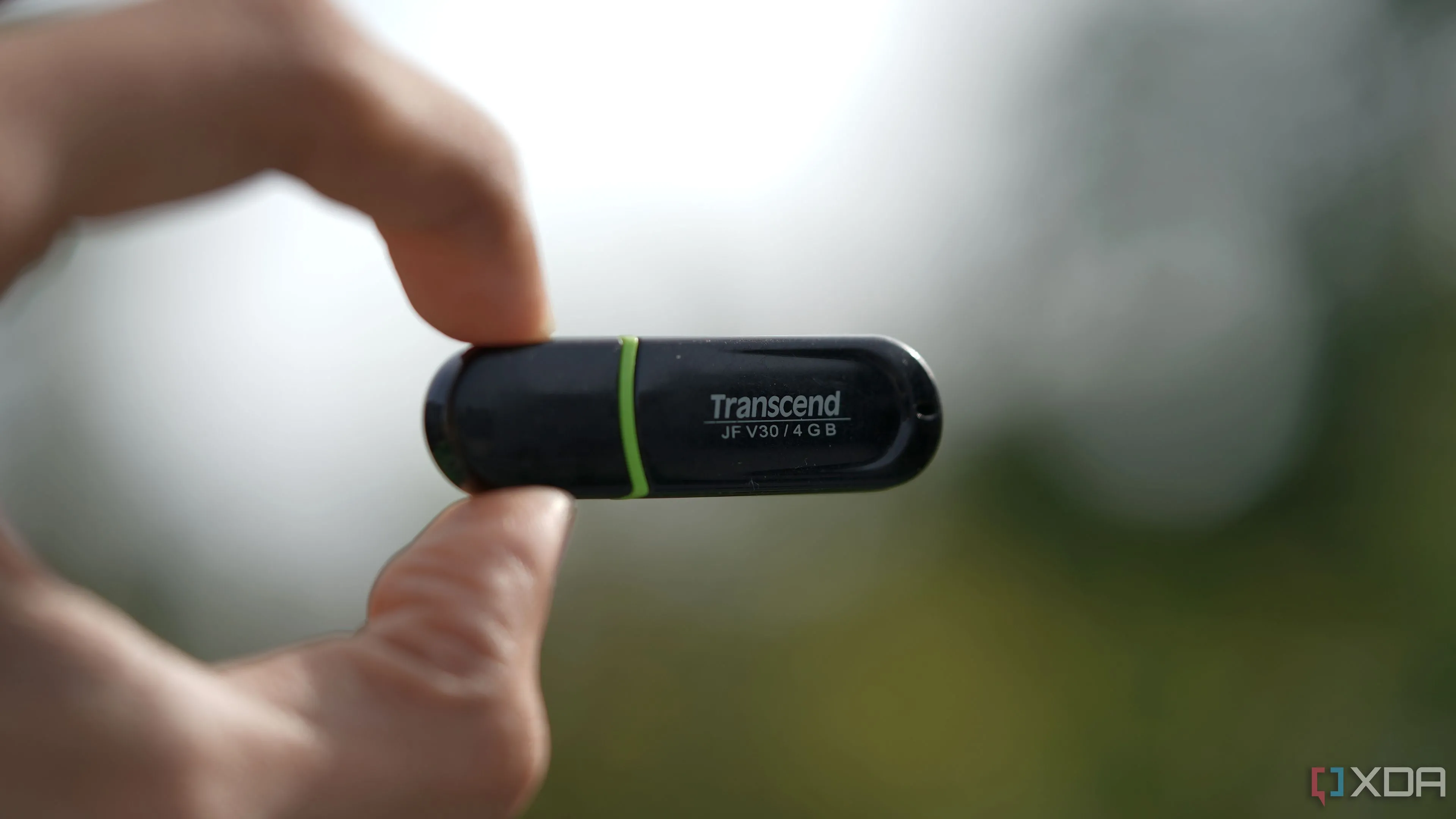 Ổ đĩa USB Transcend 4GB nhỏ gọn trong tay, tượng trưng cho những giới hạn về dung lượng và chất lượng của USB flash drive