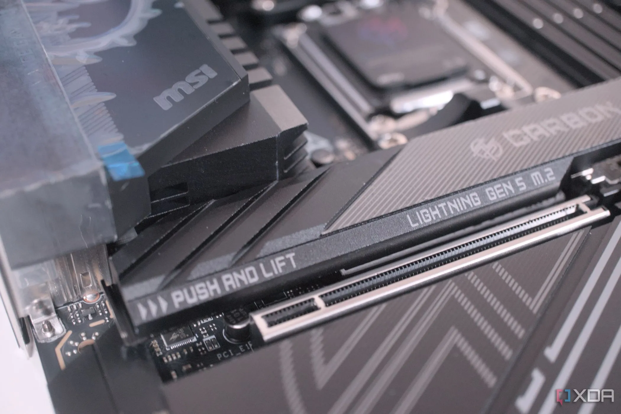 Ổ SSD M.2 với cơ chế tháo lắp nhanh trên bo mạch chủ MSI MPG X870E Carbon WiFi