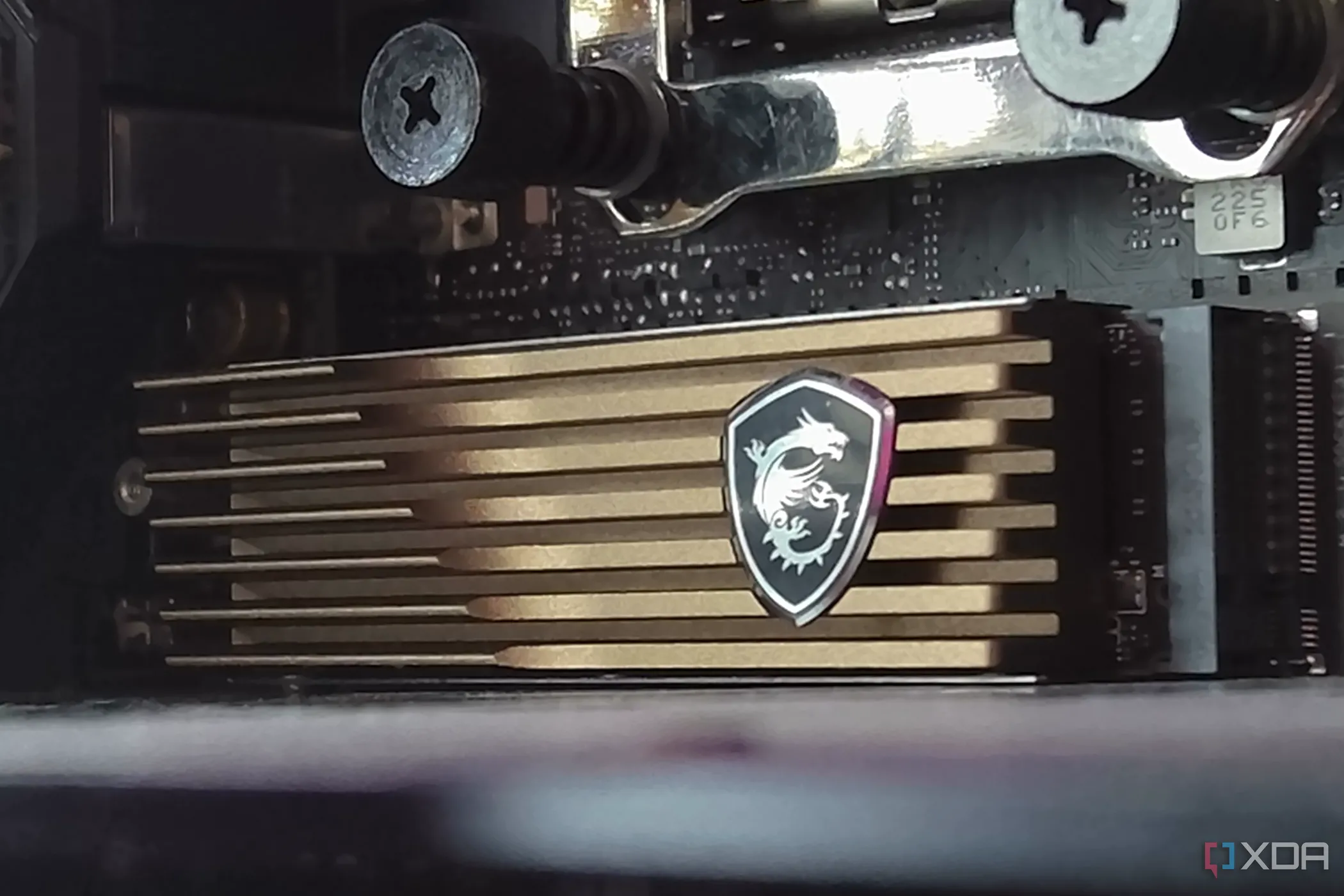 Ổ SSD MSI Spatium M570 PCIe 5.0 được gắn trên bo mạch chủ, cho thấy kích thước tản nhiệt lớn cần thiết