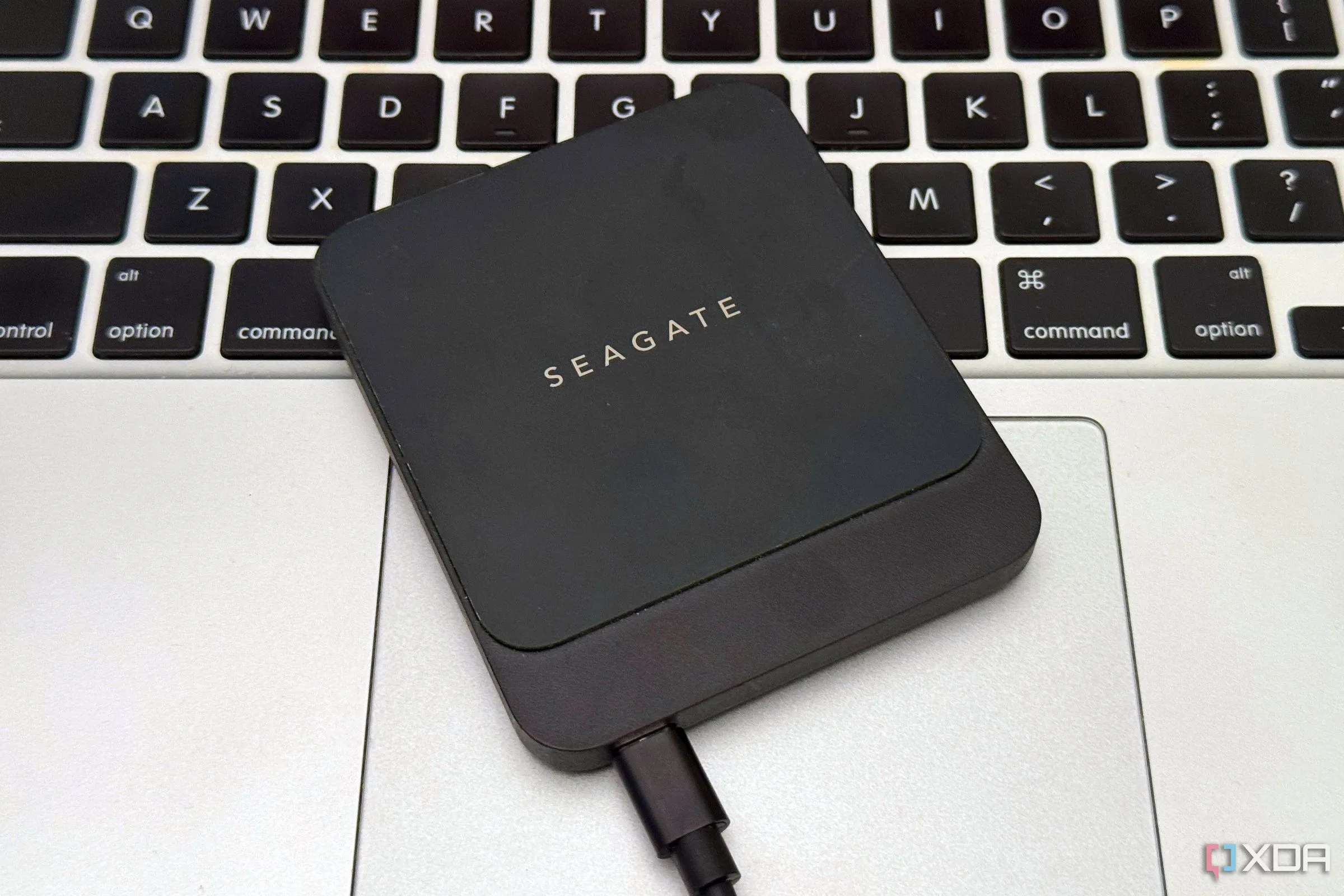 Ổ SSD ngoài đặt trên touchpad MacBook