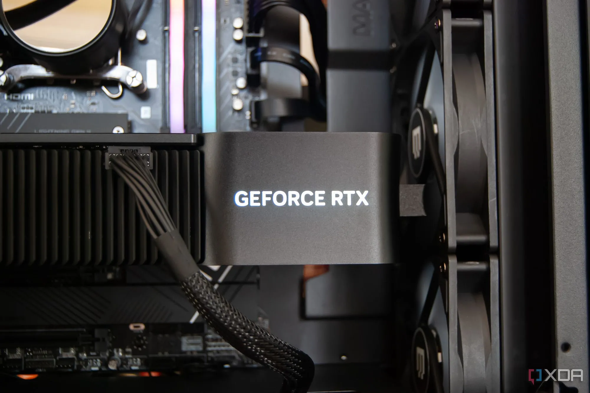 PC gaming Maingear MG-1 Legendary với RTX 4080 Super, thể hiện phần cứng mạnh mẽ cho Ray Tracing