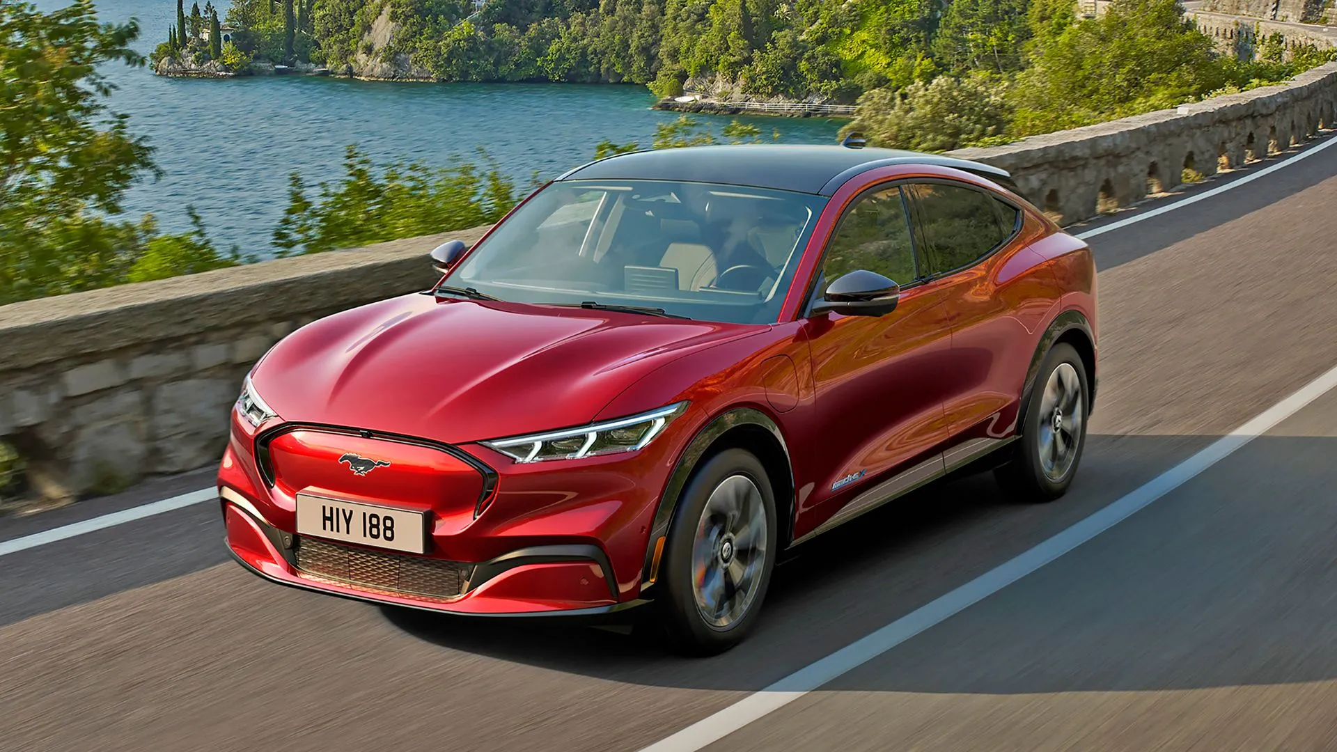 Phần đầu xe Ford Mustang Mach-E màu xám, nhấn mạnh thiết kế SUV điện lấy cảm hứng từ Mustang nhưng có mức khấu hao đáng kể