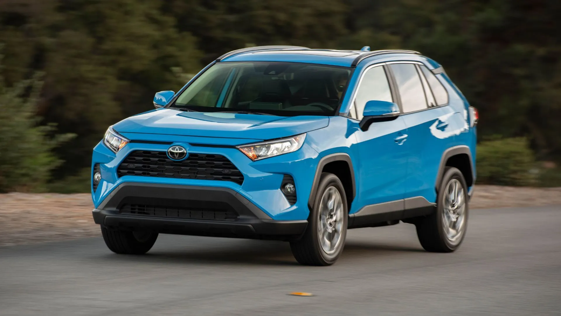 Phần đầu xe Toyota RAV4 XLE Premium AWD 2019 màu xanh lam nổi bật trên đường, gợi ý sự lựa chọn tối ưu cho người mua xe cũ.