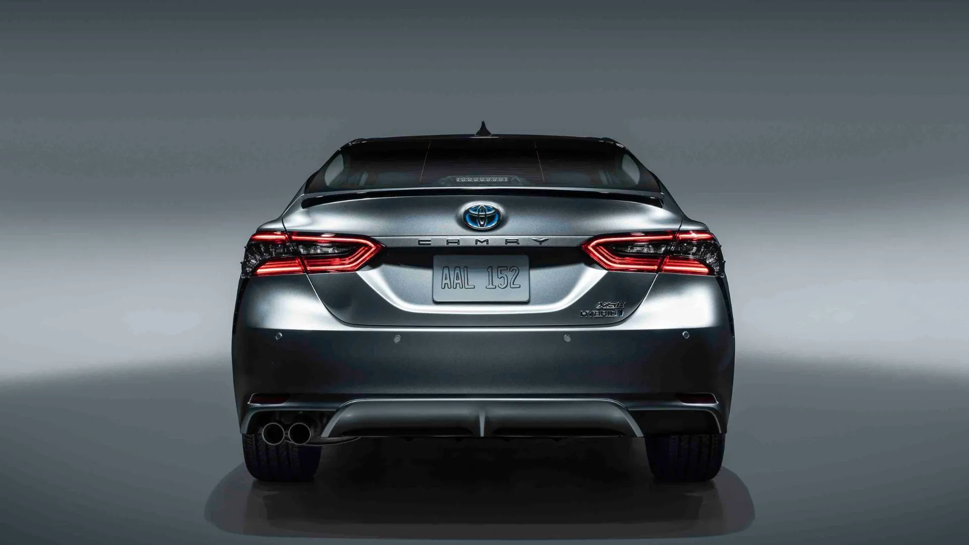 Phần đuôi xe Toyota Camry Hybrid 2022 XSE màu xám, thể hiện thiết kế sắc sảo và hiện đại của phiên bản thể thao.