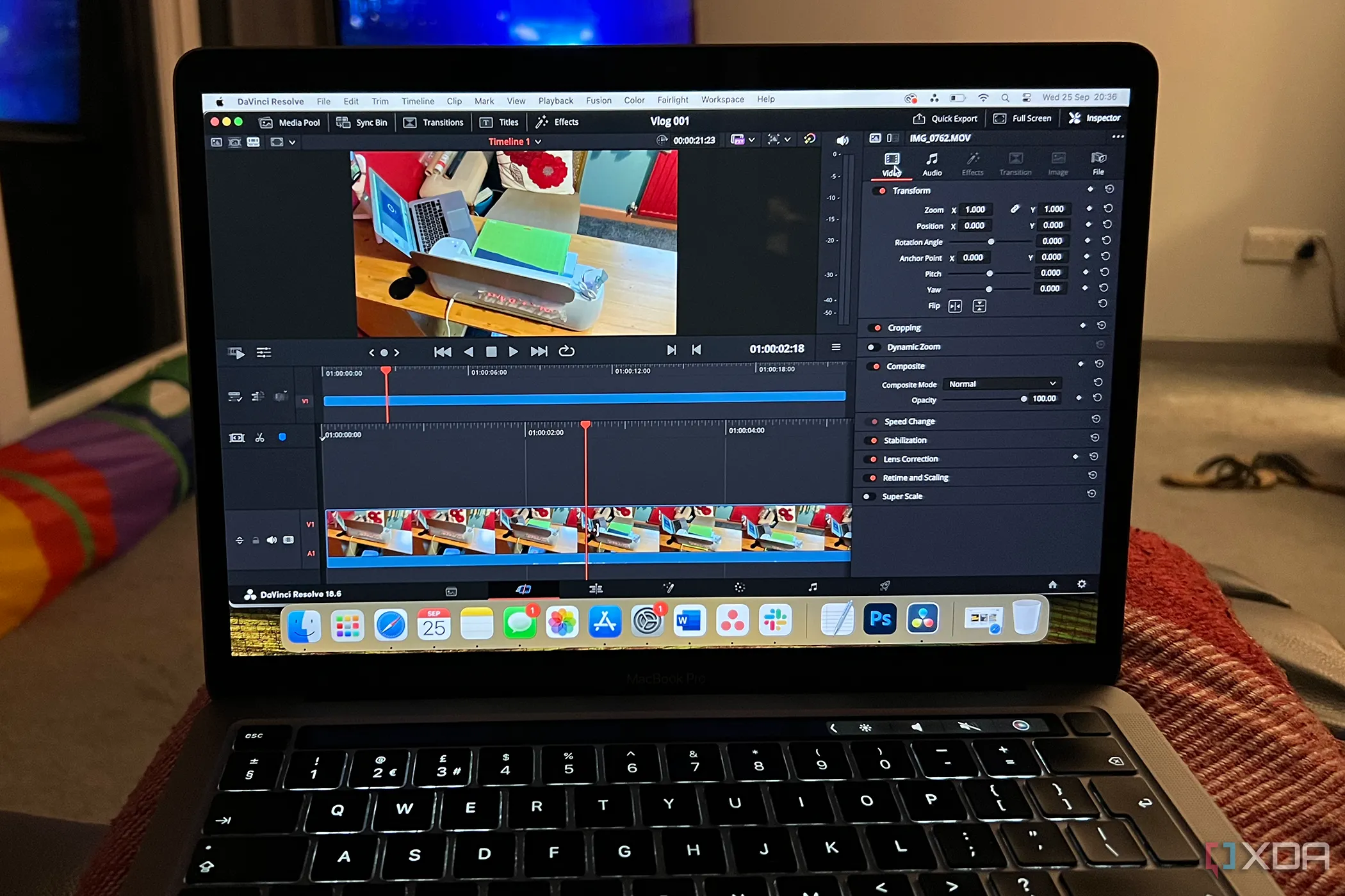 Phần mềm chỉnh sửa video DaVinci Resolve trên MacBook, minh họa khả năng đa nhiệm mượt mà với RAM kênh đôi.