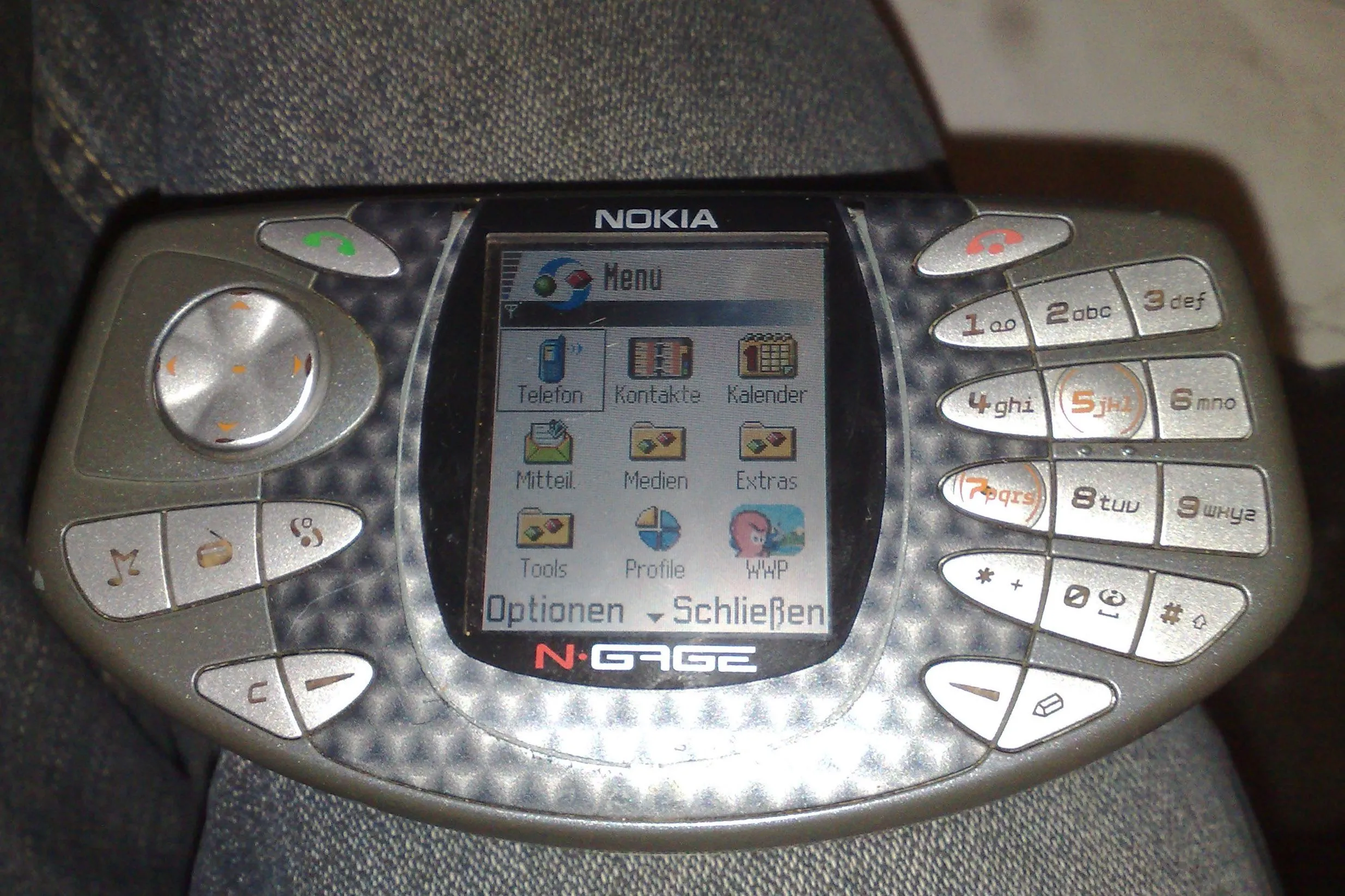 Phiên bản đầu tiên của Nokia N-Gage, hay còn gọi là &quot;điện thoại taco&quot; với thiết kế bàn phím đặc trưng