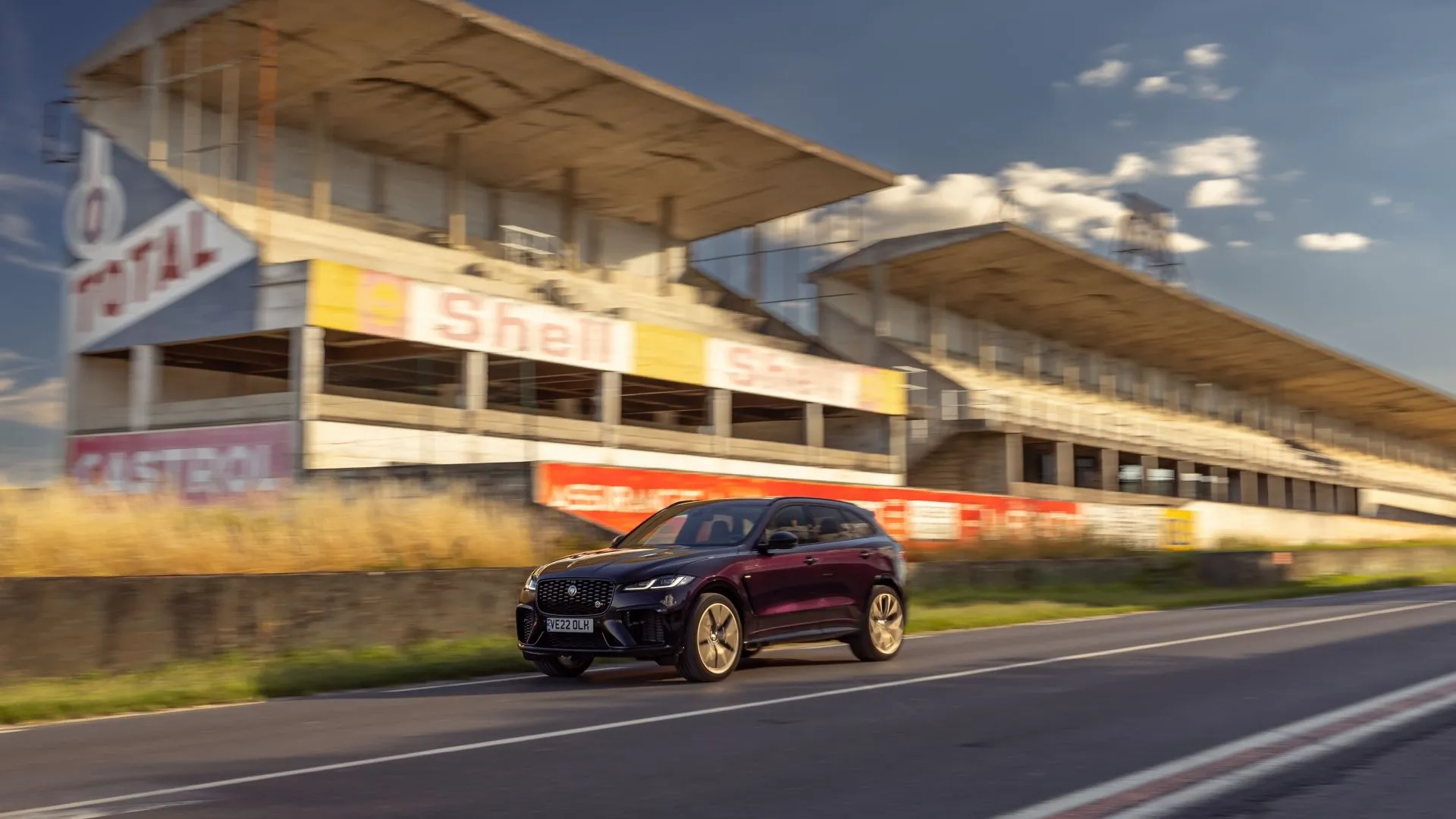 Phiên bản Jaguar F-Pace SVR Edition 1988 đang tăng tốc trên đường, thể hiện hiệu suất cao