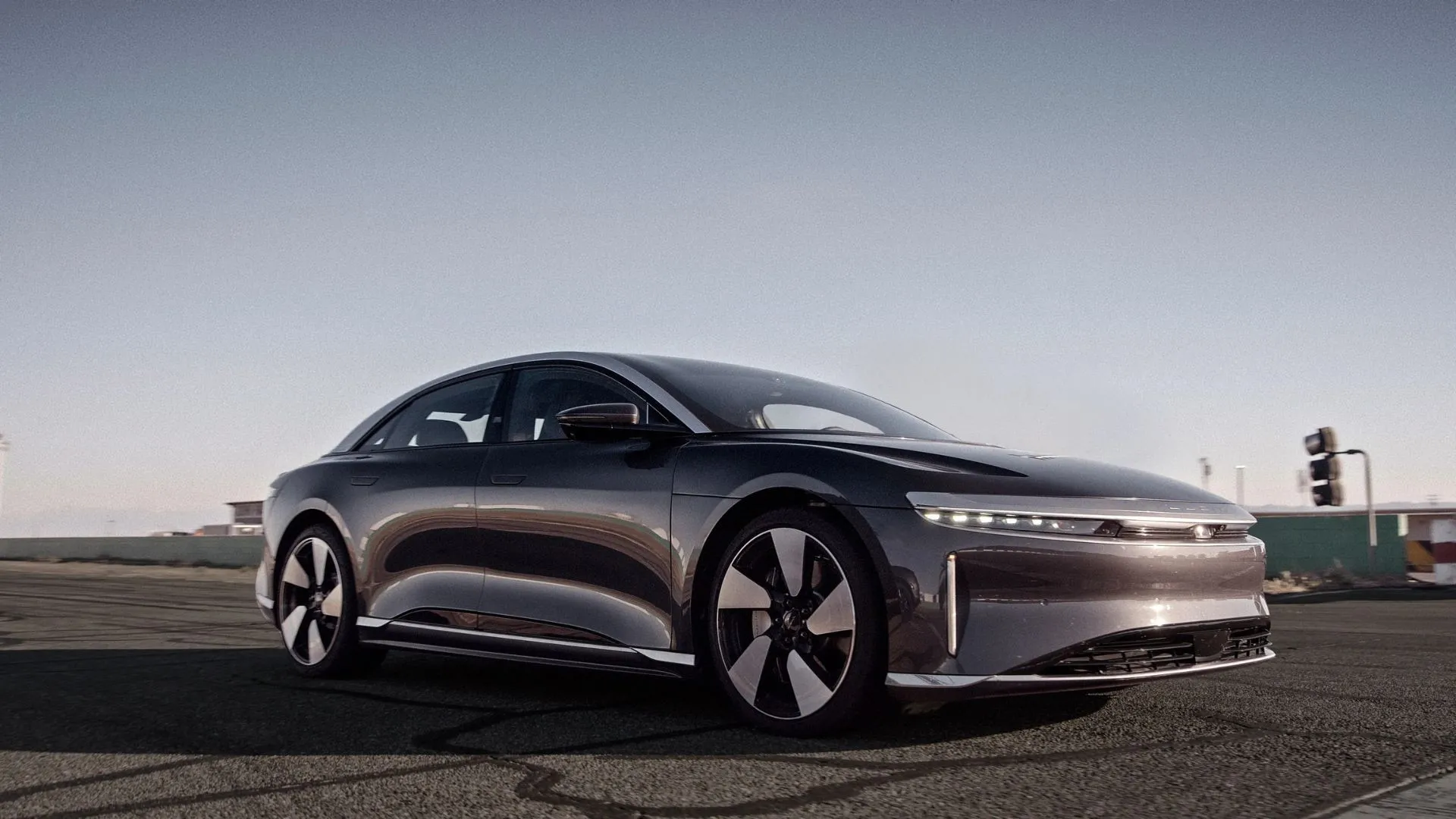 Phiên bản Lucid Air Grand Touring màu xám bạc nhìn từ bên hông, xe điện tầm xa hàng đầu