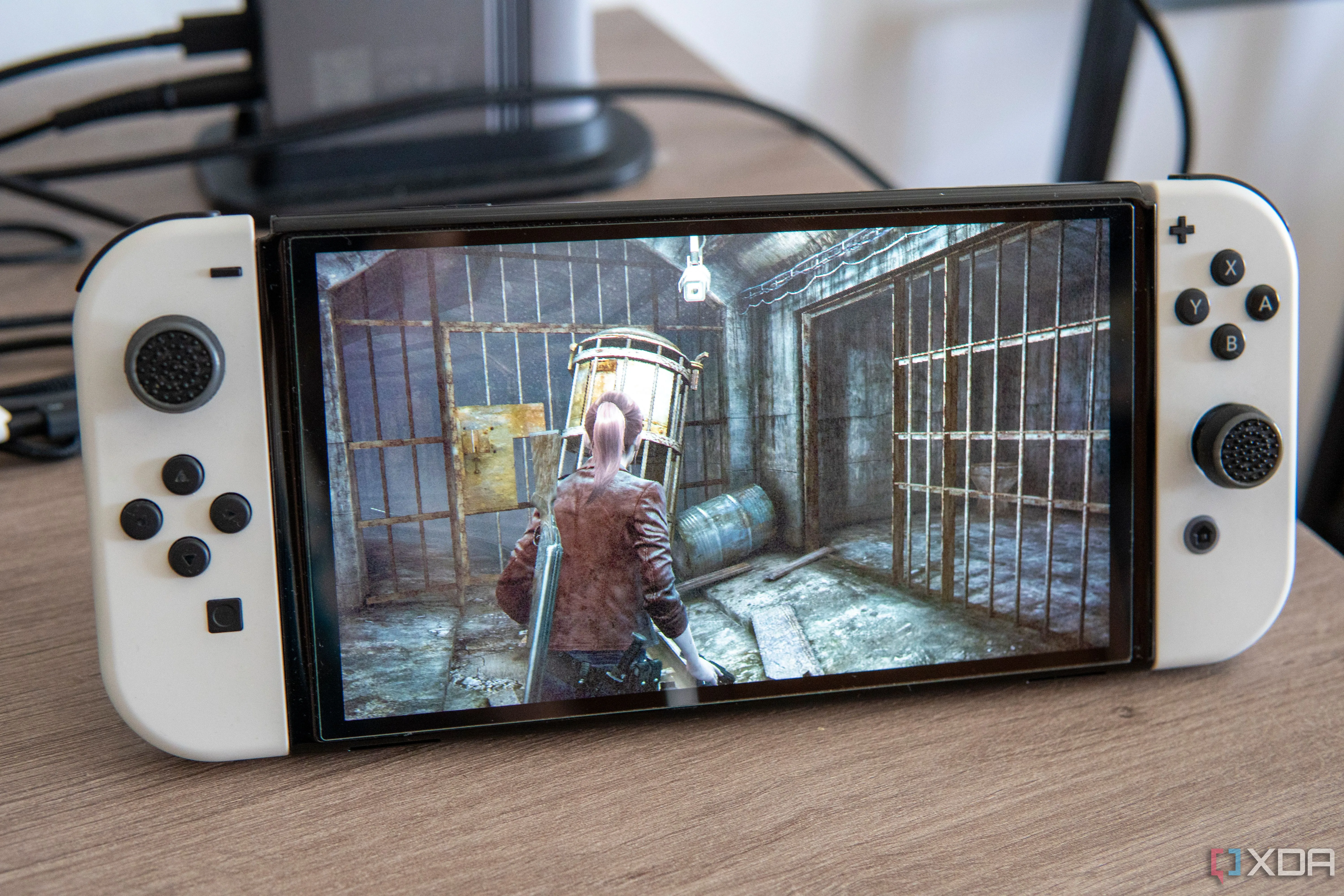 Phiên bản Nintendo Switch OLED đang chạy trò chơi Resident Evil Revelations 2, thể hiện khả năng đồ họa của máy chơi game