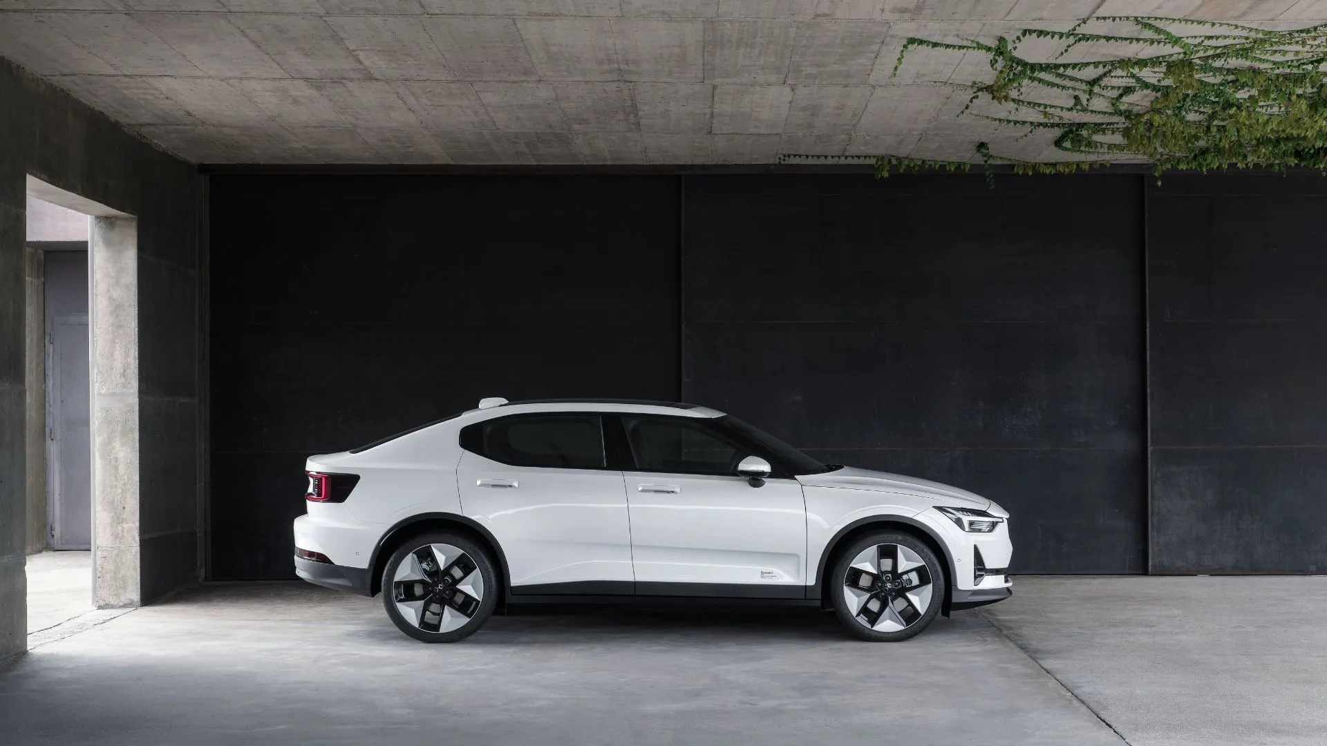 Polestar 2 2023 màu trắng, hình ảnh chụp ngang thân xe thể hiện sự tinh tế trong thiết kế