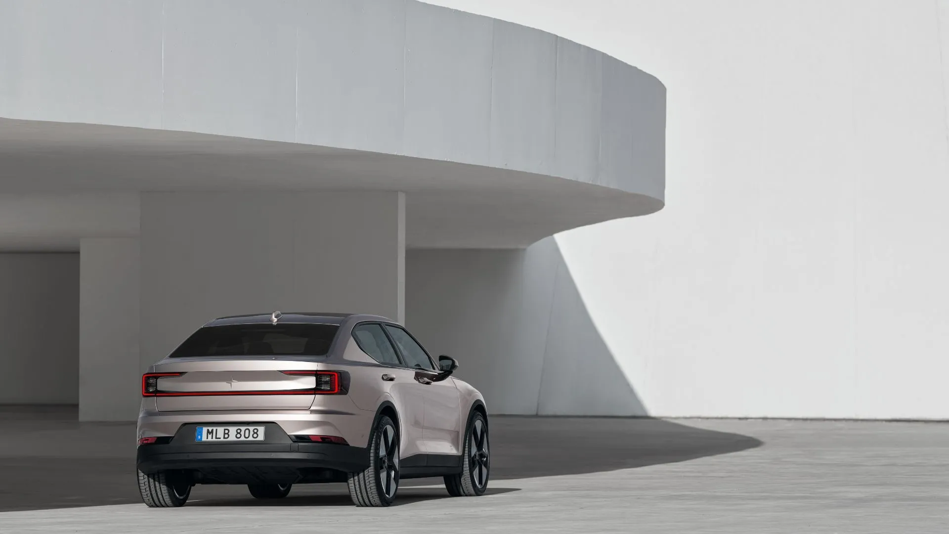 Polestar 2 2023 màu vàng kim, góc nhìn 3/4 phía sau với thiết kế đuôi xe ấn tượng