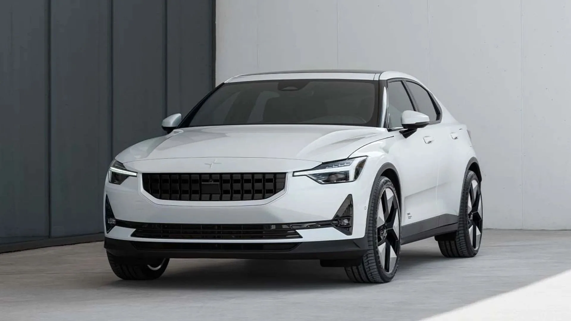Polestar 2 2023 màu xám bạc với thiết kế sedan điện tinh tế, biểu tượng cho sự kết hợp giữa Volvo và Polestar.