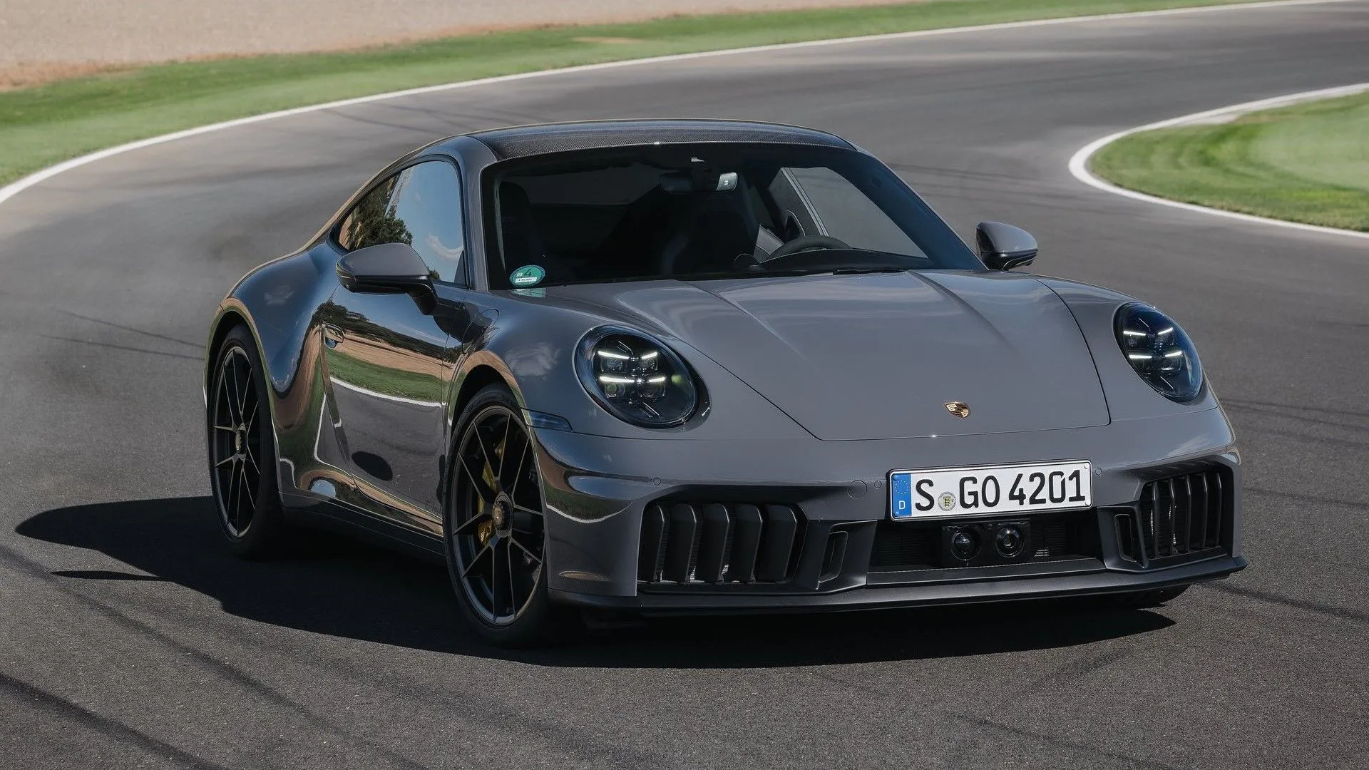 Porsche 911 Carrera GTS 2025 màu đỏ chạy trên đường đua, biểu tượng xe thể thao sang trọng có độ bền cao
