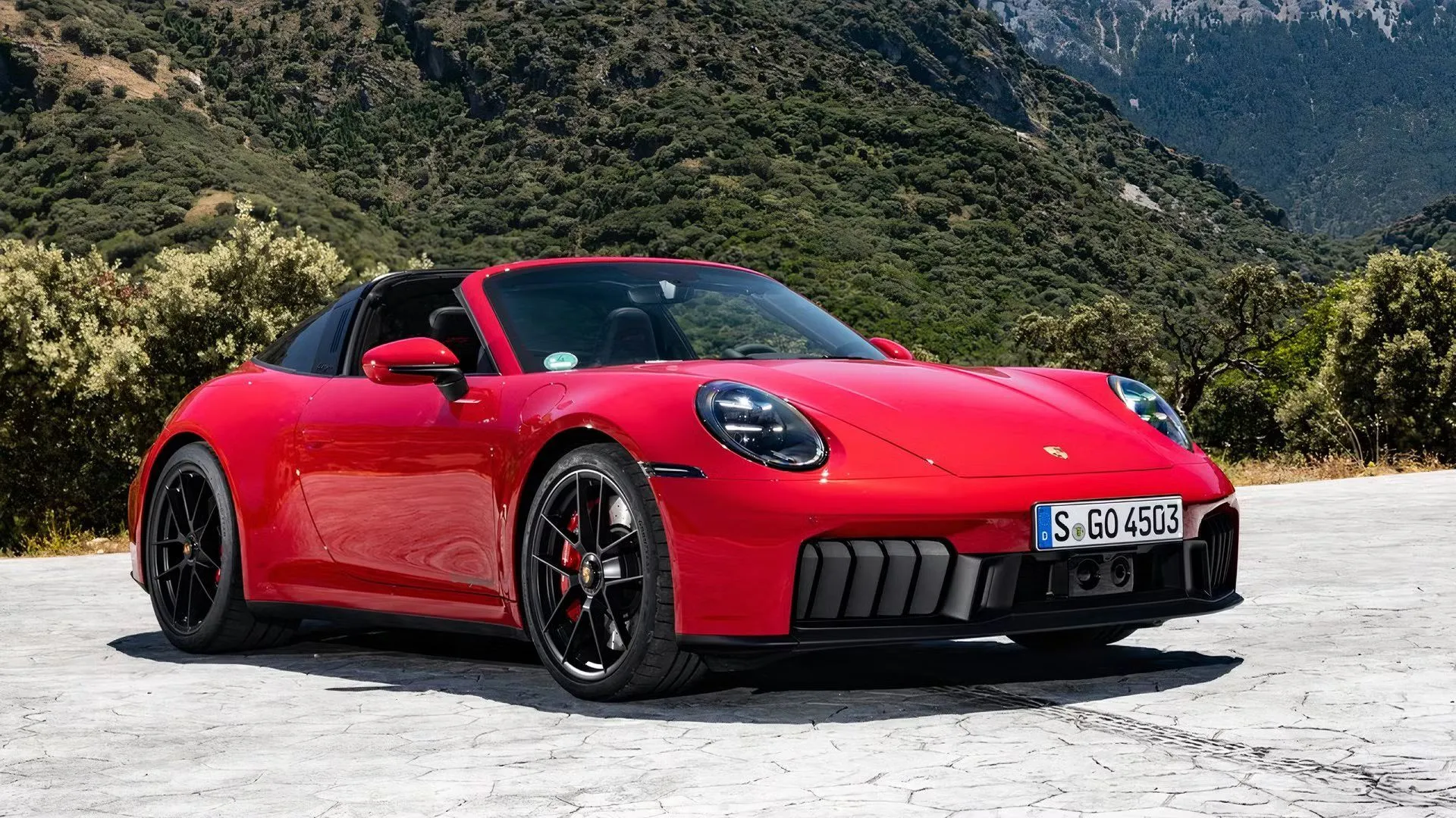 Porsche 911 Targa màu đỏ đỗ trước núi