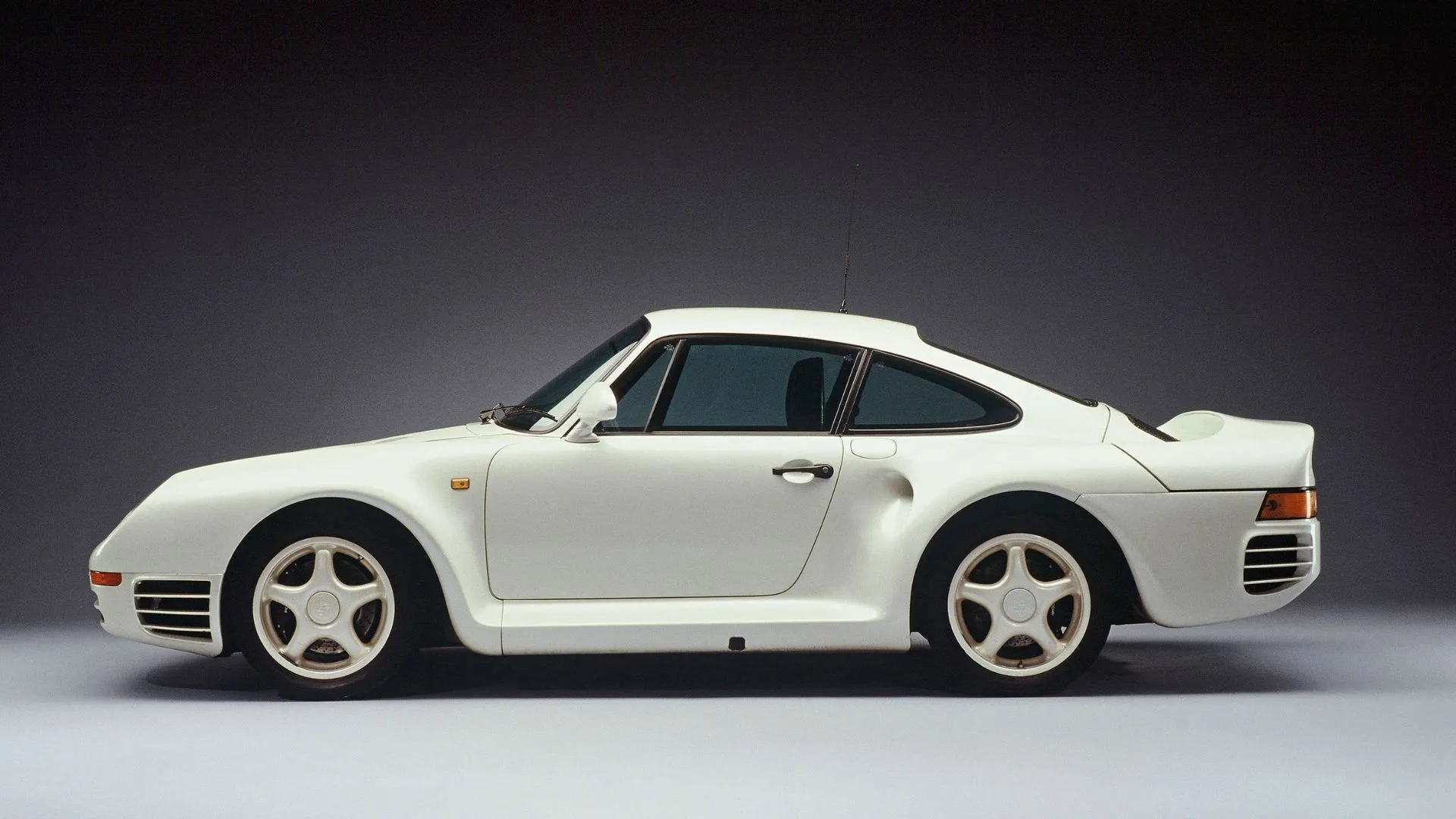 Porsche 959 màu trắng đời 1985, siêu xe dẫn động bốn bánh và công nghệ đình đám.