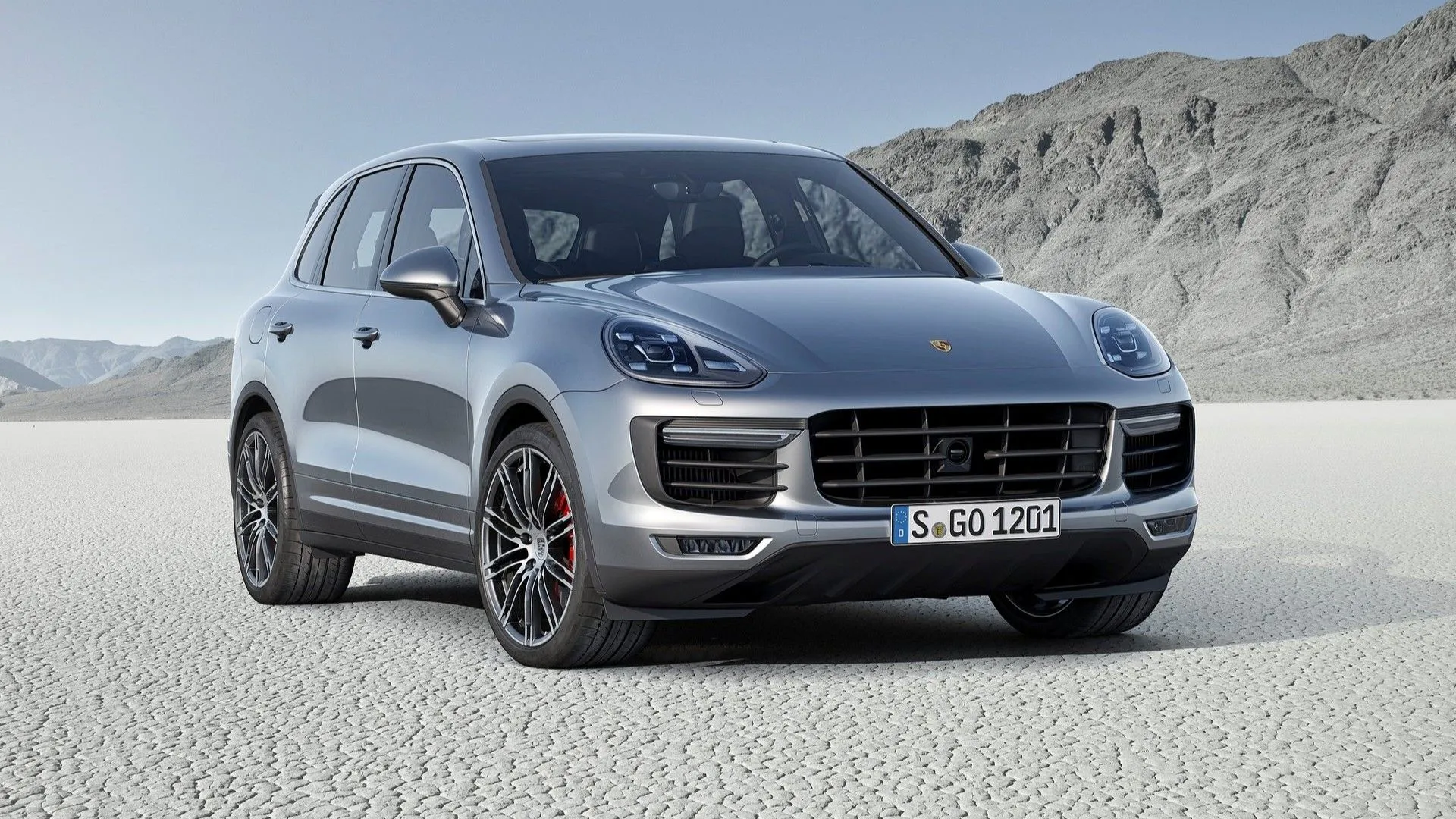 Porsche Cayenne 2015 màu trắng sang trọng, mẫu SUV hạng sang cũ được đánh giá cao về độ bền.