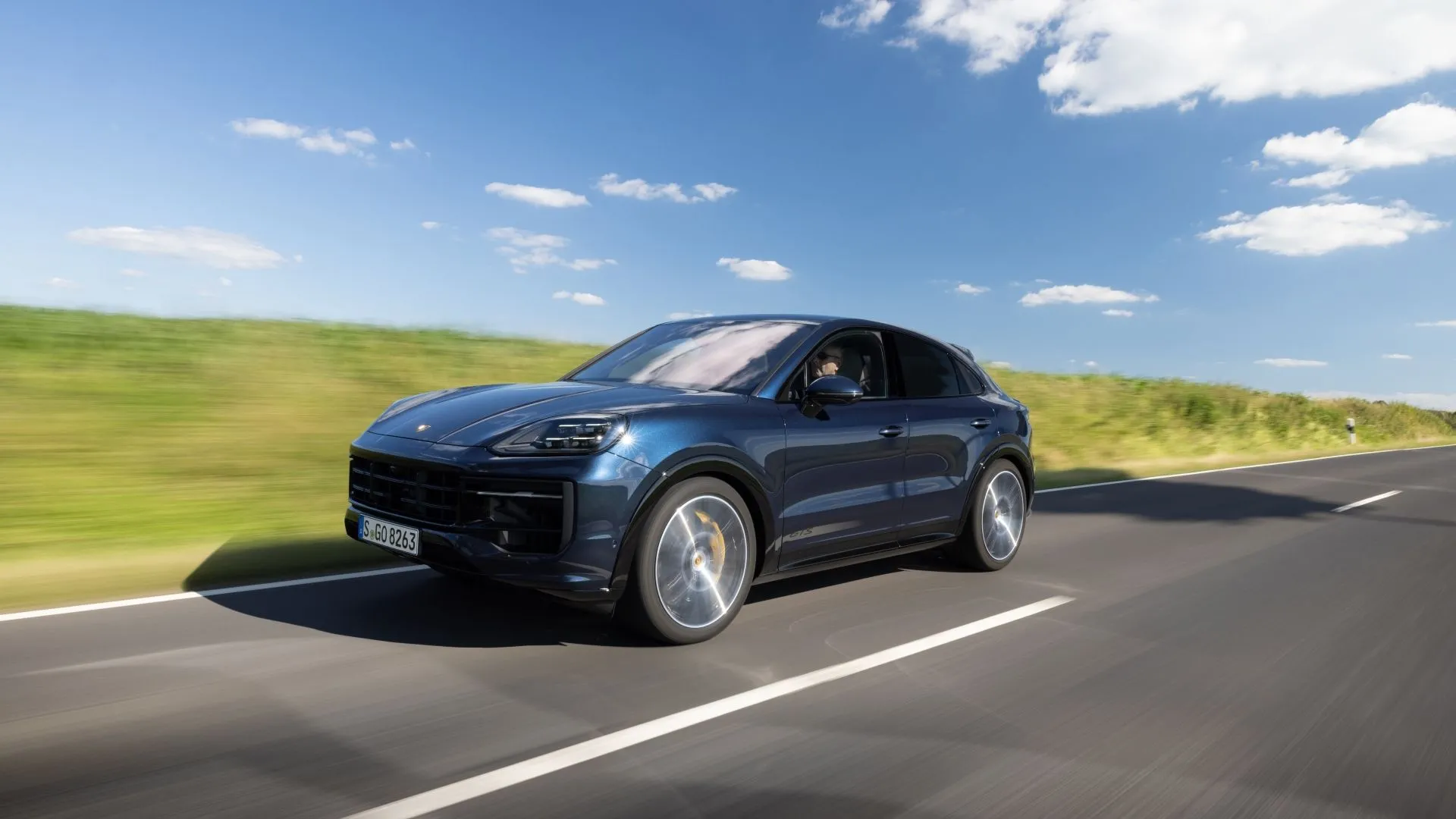 Porsche Cayenne GTS 2025 màu đen sang trọng, SUV hiệu suất cao bền bỉ