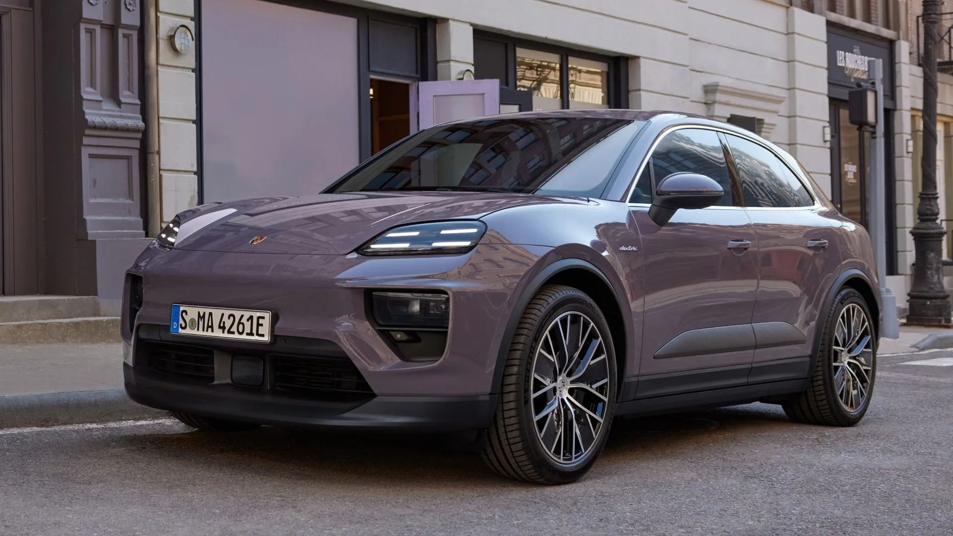 Porsche Macan 2025 màu xám than từ góc 3/4 phía trước, SUV thể thao hạng sang với hiệu suất và độ bền vượt trội.