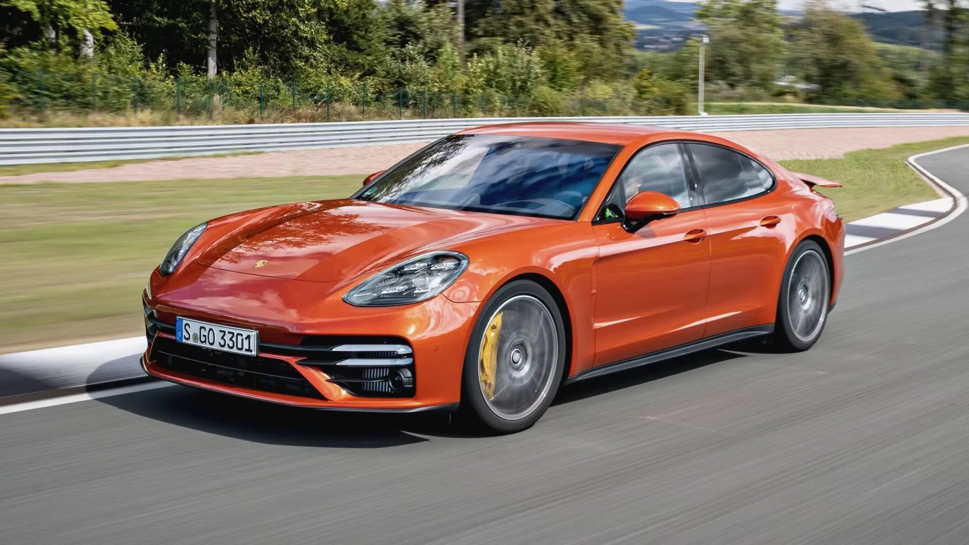 Porsche Panamera Turbo S 2021 màu cam trên đường đua