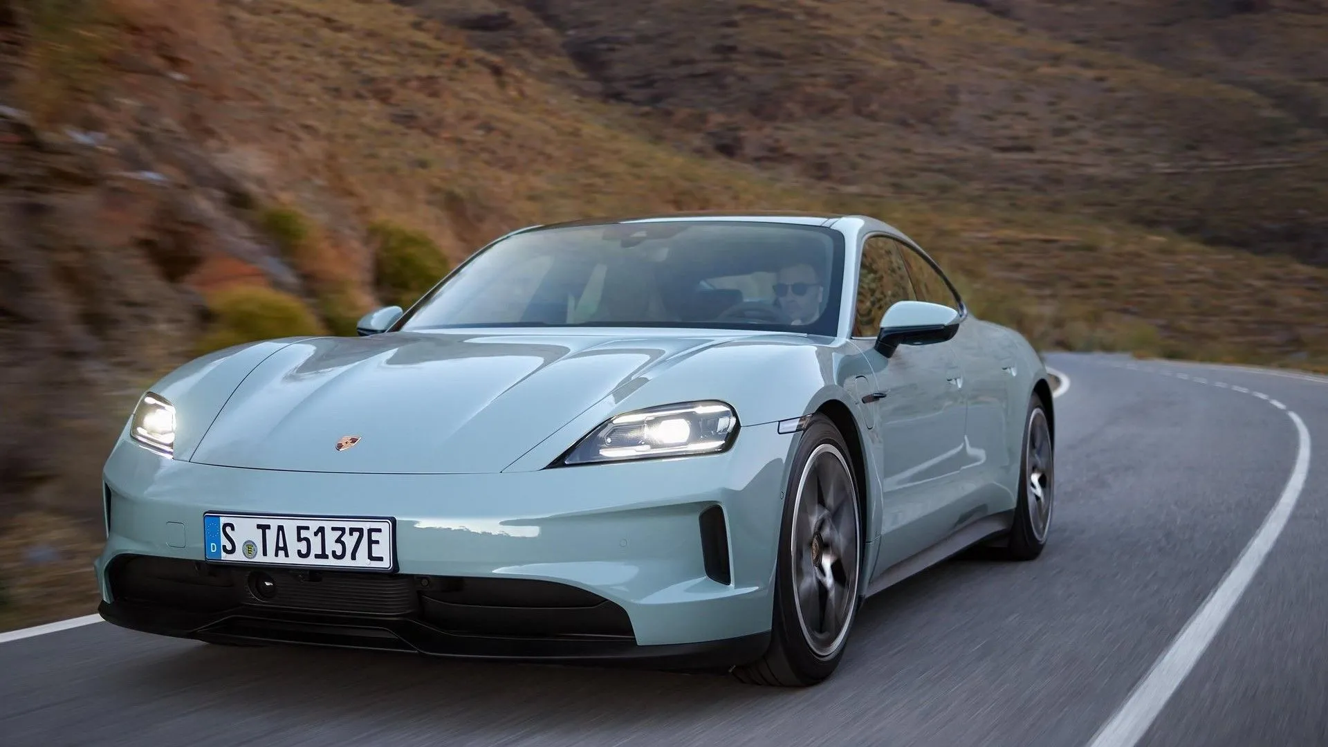 Porsche Taycan 2025 màu xanh lam đậm hiện đại