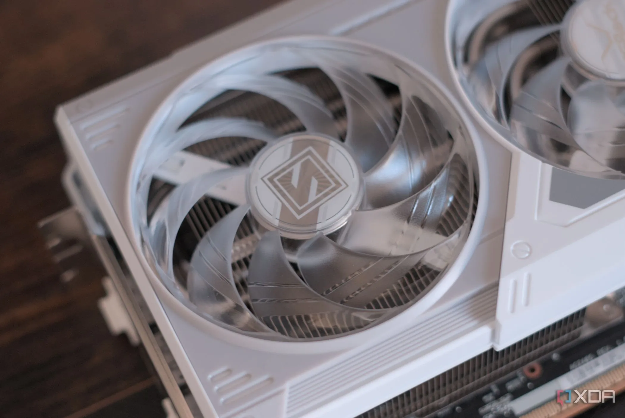 Quạt tản nhiệt của ASRock Radeon RX 9070 XT Steel Legend cận cảnh