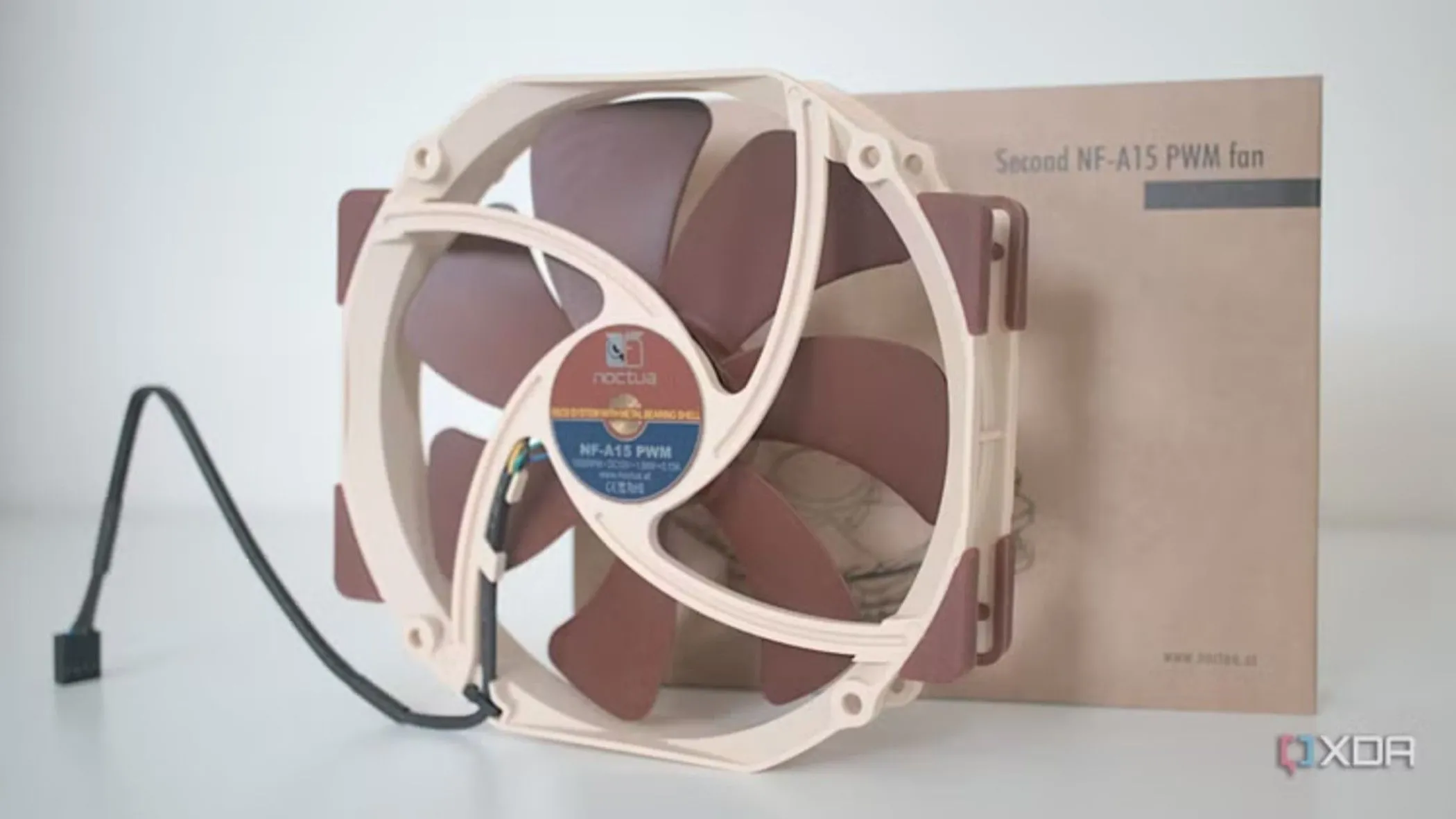 Quạt thứ hai của tản nhiệt CPU Noctua NH-D15, một ví dụ về việc sử dụng quạt có kích thước lớn hơn 120mm.