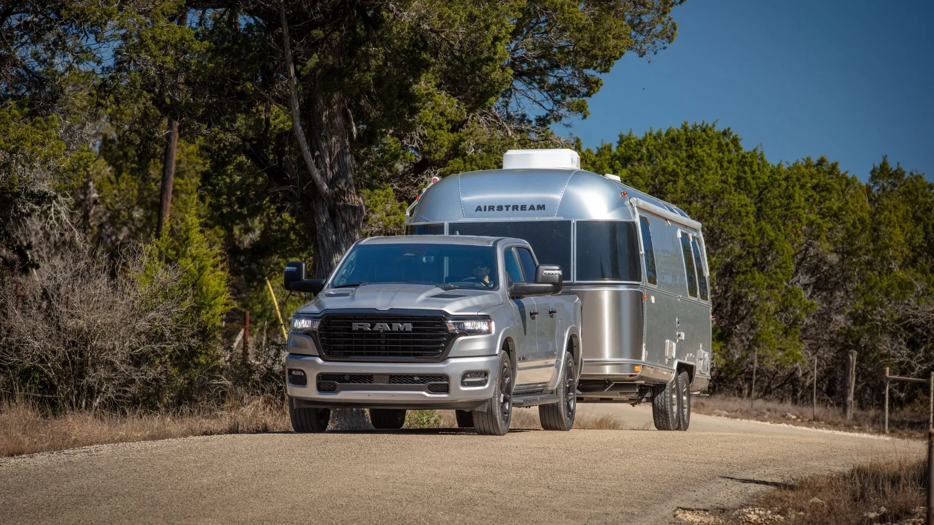 Ram 1500 2025 đang kéo rơ-moóc, minh họa khả năng vận hành và sức kéo vượt trội của động cơ Hurricane