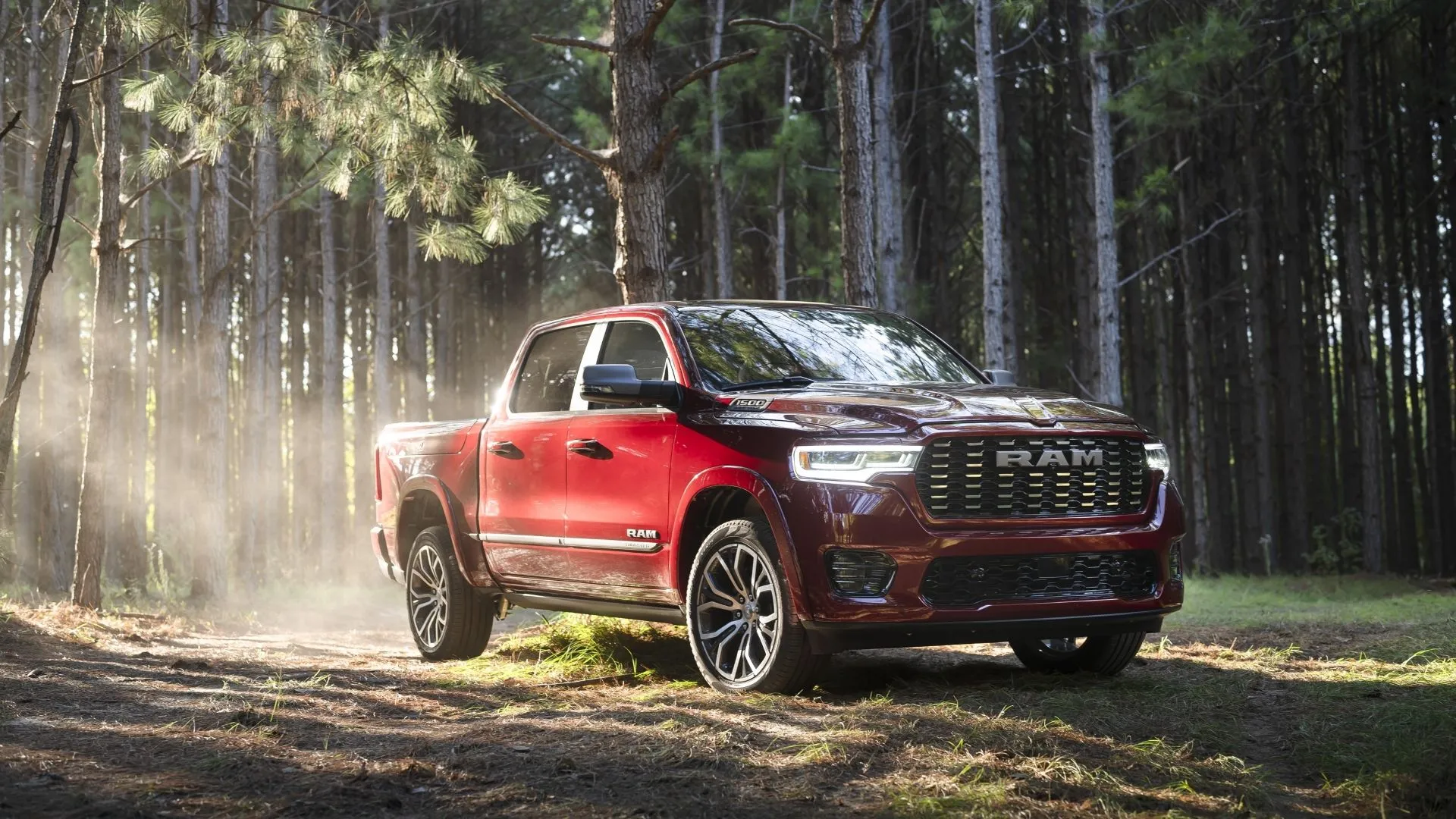 Ram 1500 2025 từ góc ba phần tư phía trước, mẫu bán tải hạng nặng bền bỉ và tiện nghi nhất.