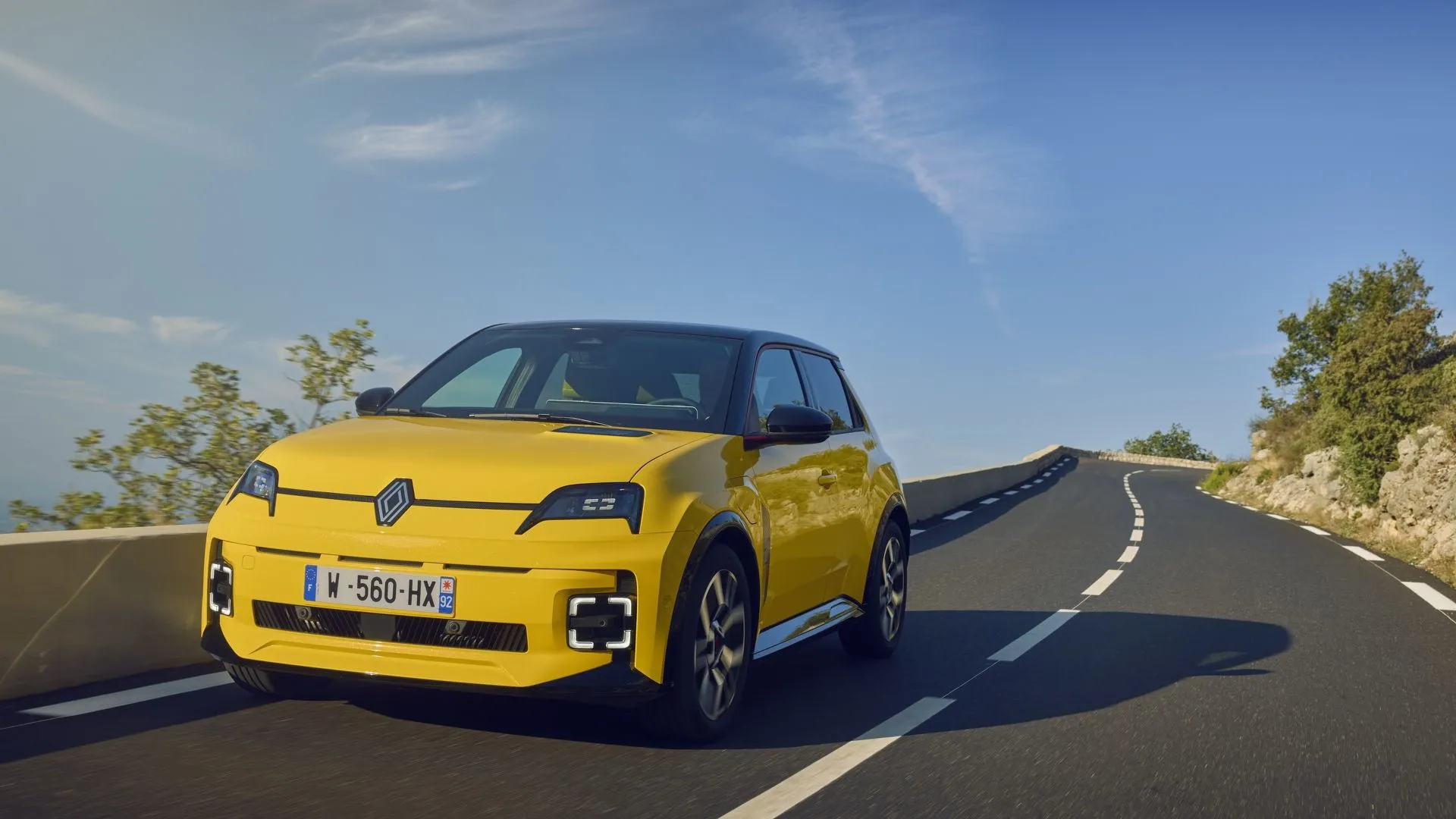 Renault 5 E-Tech 2025 màu vàng tươi, mẫu hatchback điện với thiết kế hoài cổ và hiện đại
