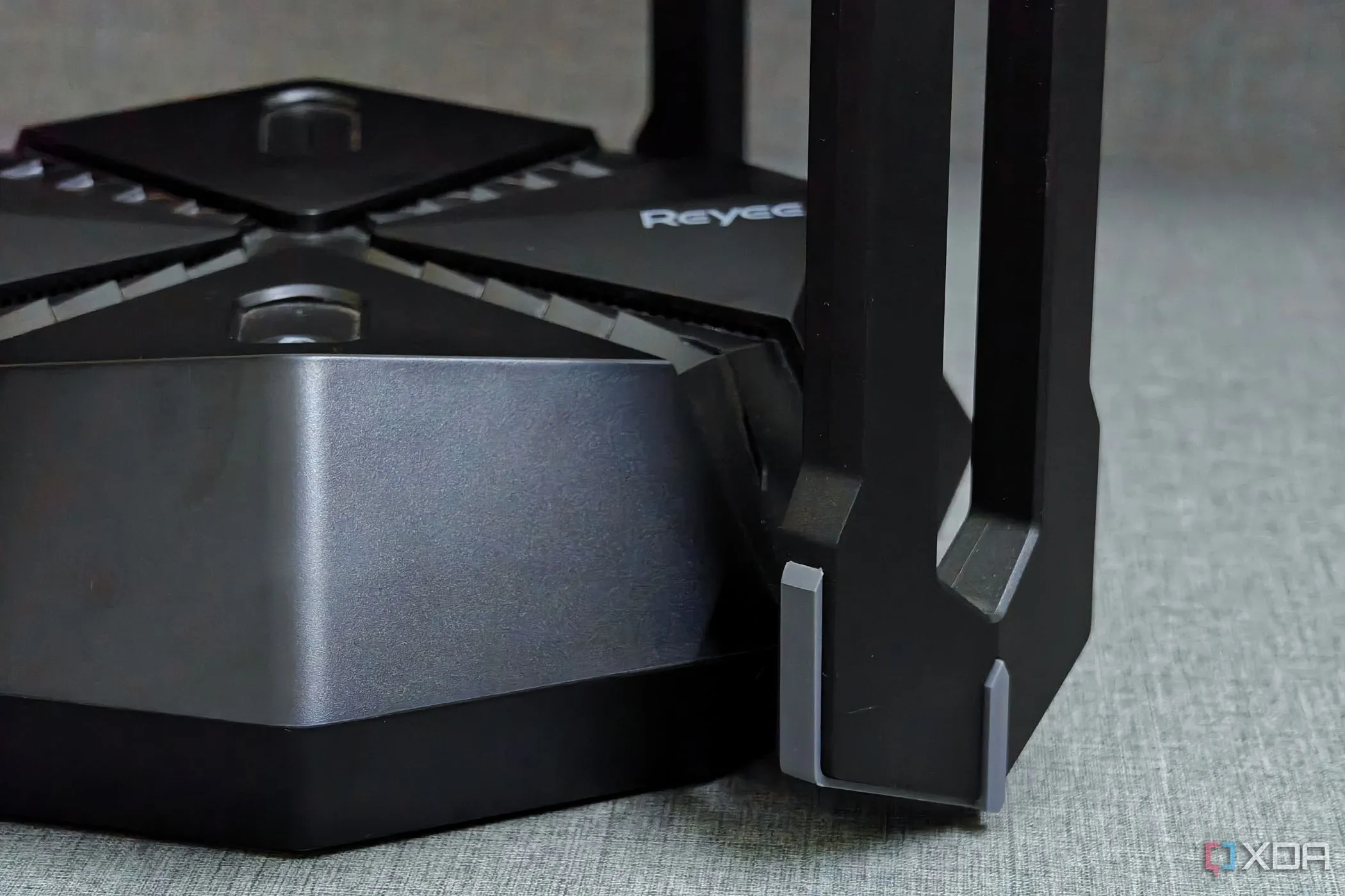 Router gaming Reyee E6 màu đen đặt trên bàn, tượng trưng cho một thiết bị mạng cần kết nối ổn định, ít nhiễu sóng