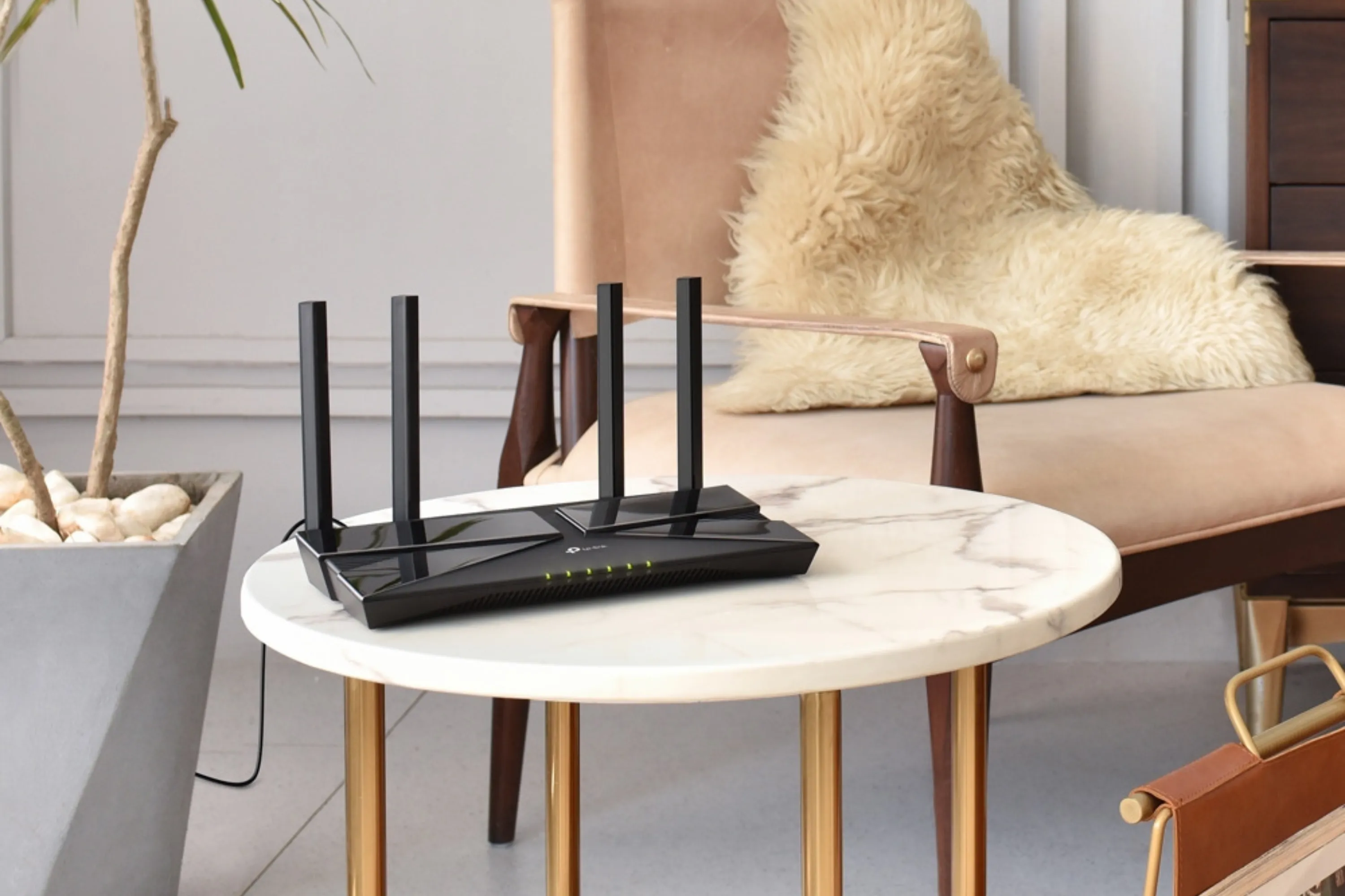 Router Wi-Fi 6 TP-Link AX1800 đặt trên bàn, đối lập với sự đơn giản và ổn định &quot;cắm là chạy&quot; mà kết nối Ethernet mang lại