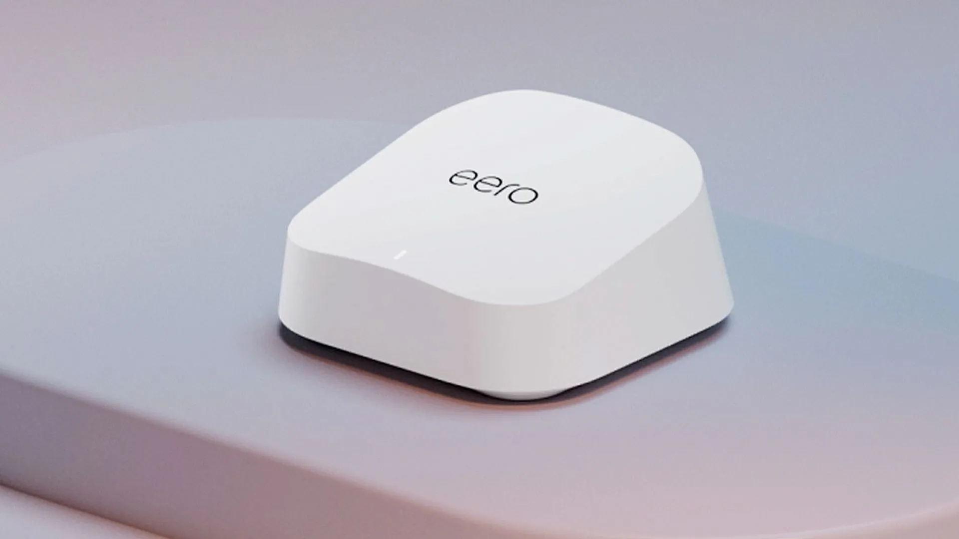 Router Wi-Fi 7 Eero mới, đặt trong không gian hiện đại, tượng trưng cho sự ra mắt dù còn thiếu một số tính năng quan trọng.