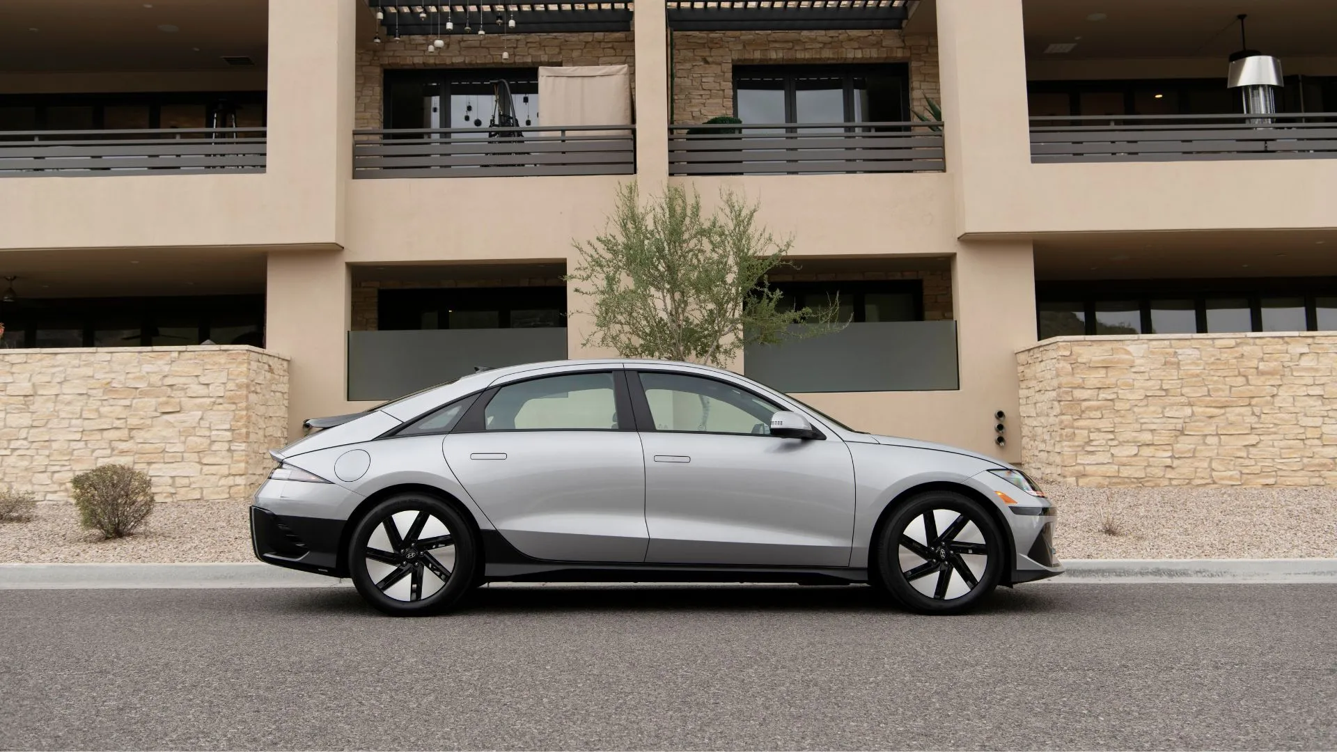 Sedan điện Hyundai Ioniq 6 SE 2025 màu bạc
