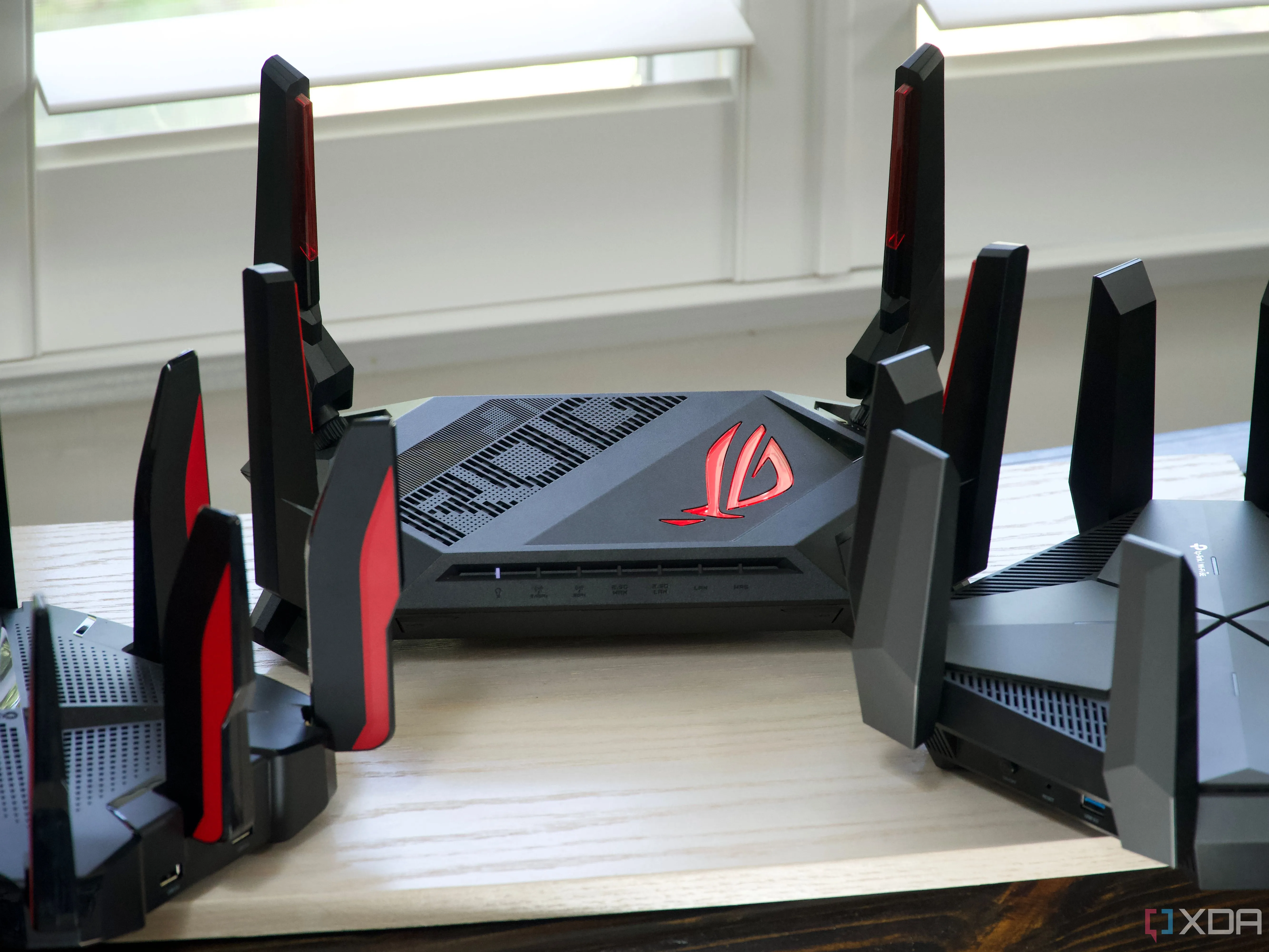 So sánh các mẫu router cao cấp như ASUS ROG Rapture GT-AX6000 và TP-Link Archer, minh họa chi phí đầu tư cho hệ thống Wi-Fi